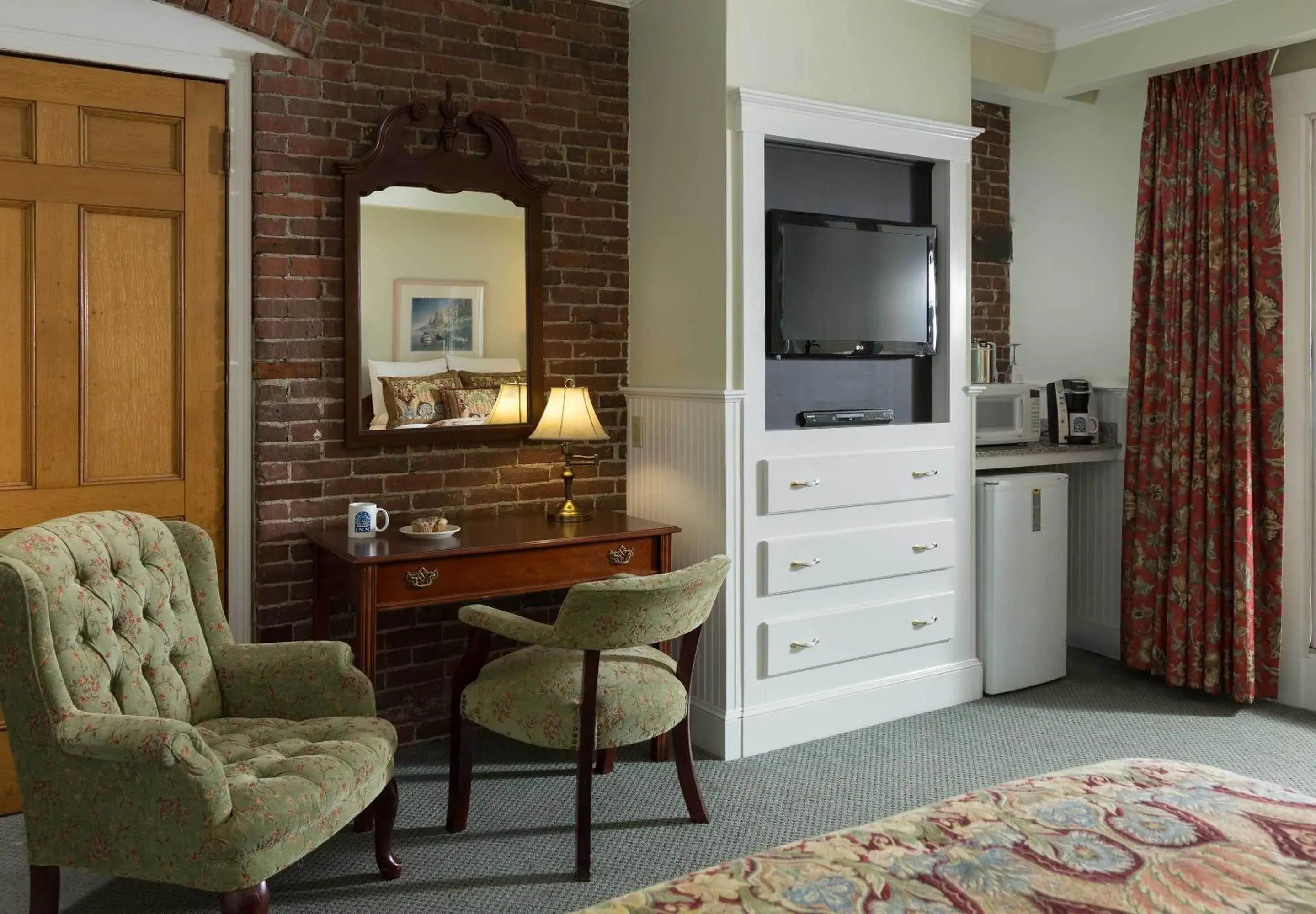 Queen Room with Two Queen Beds and Partial Harbor View in Lord Camden Inn Queen Room with Two Queen Beds and Partial Harbor View in Lord Camden Inn