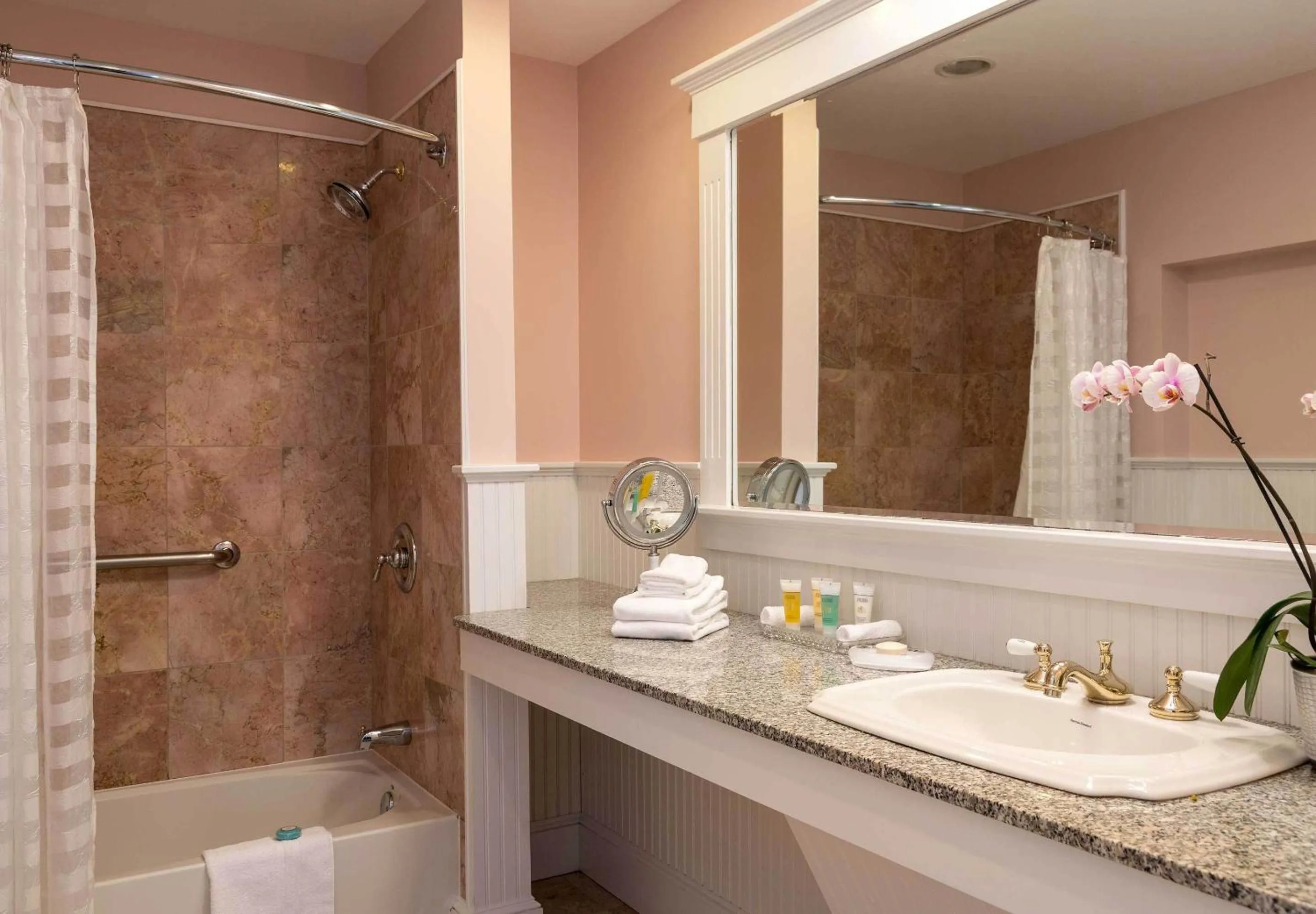 Bathroom in Lord Camden Inn