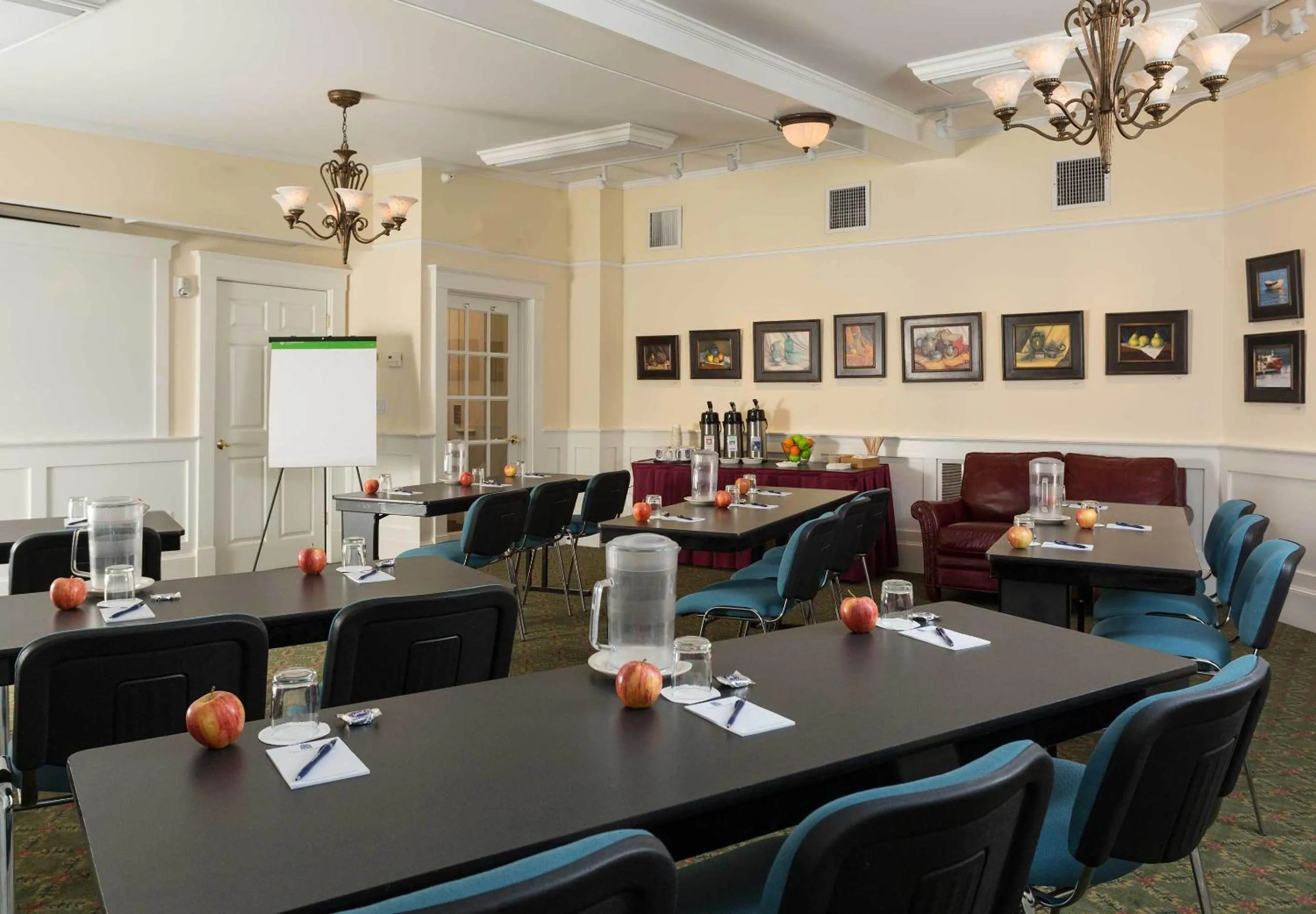 Restaurant/places to eat in Lord Camden Inn