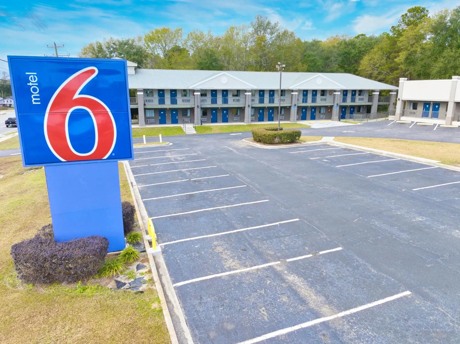 Property building in Motel 6-Moultrie, GA
