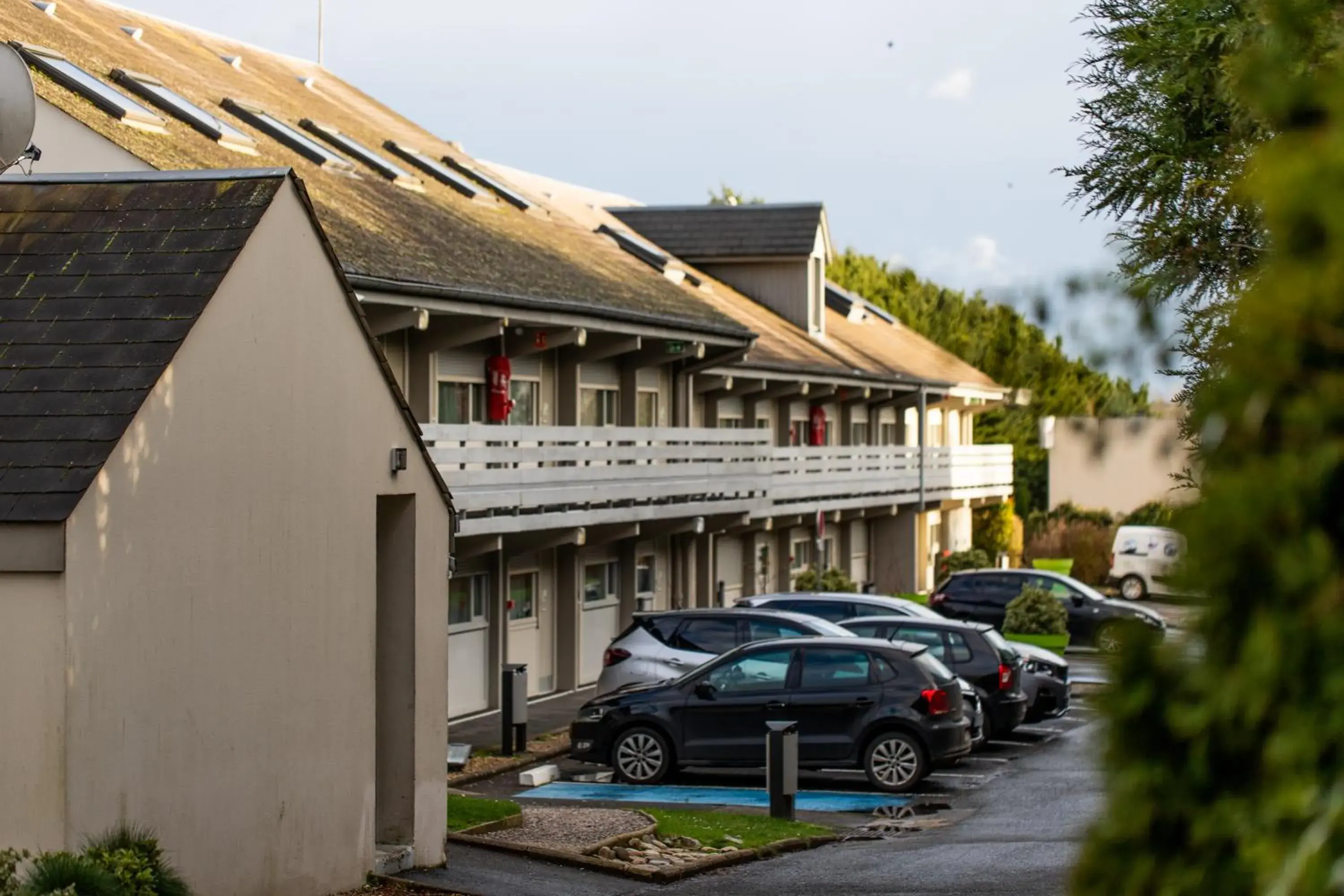 Property building in Campanile Hotel Senlis Property building in Campanile Hotel Senlis