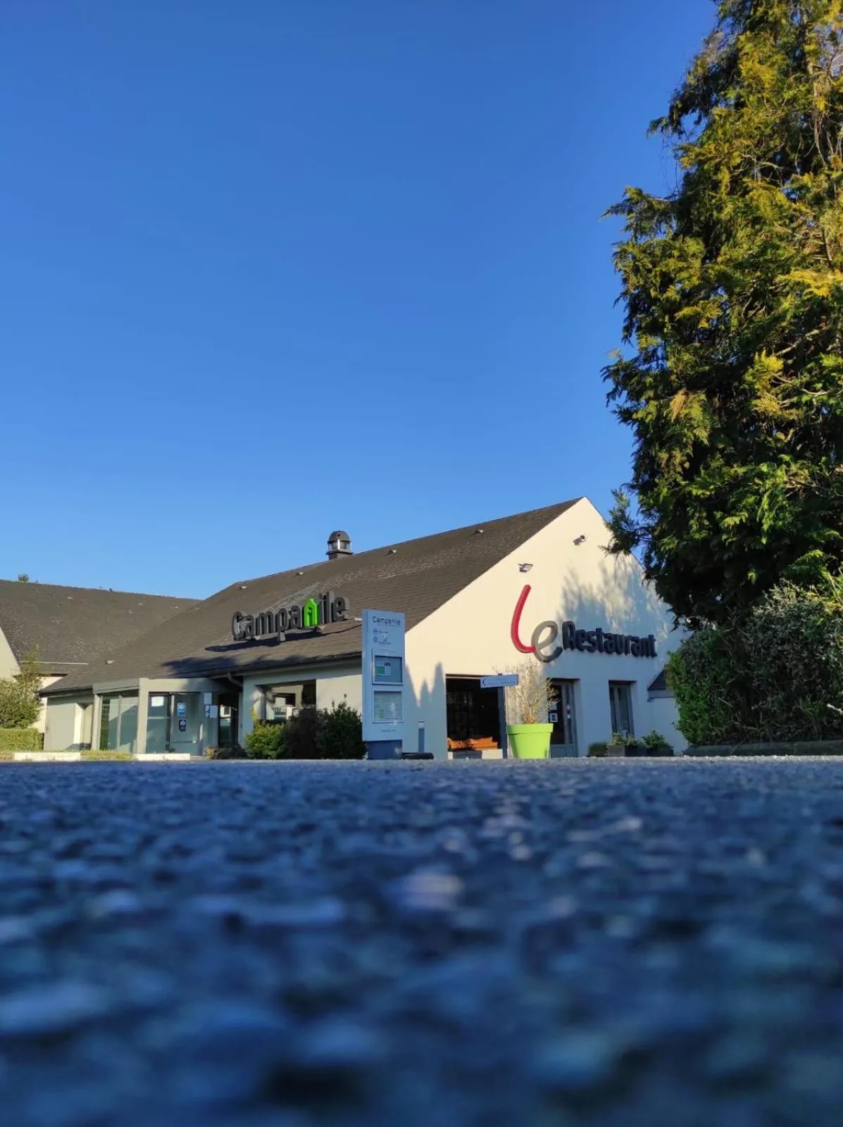 Lobby or reception in Campanile Hotel Senlis