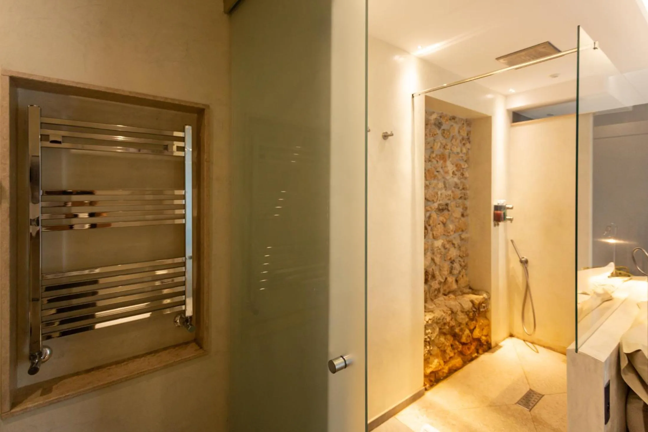 Shower, Bed in Oikos in Terre di Zaccanello