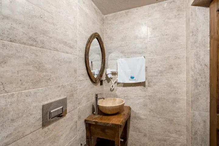 Queen Room with Spa Bath in Castle Panorama House Queen Room with Spa Bath in Castle Panorama House
