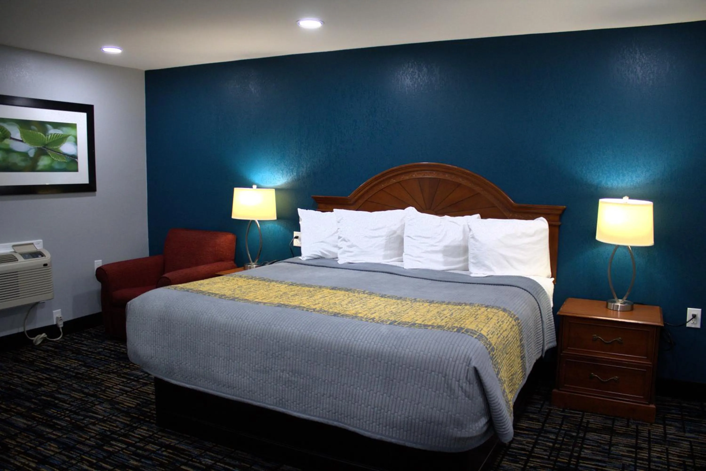 Bed in HavenPointe Inn & Suites