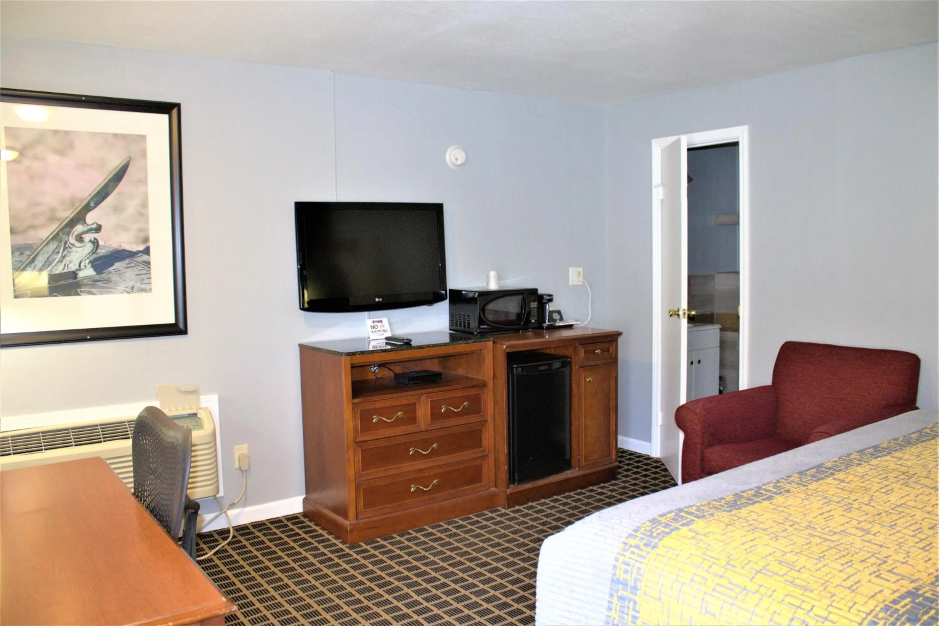 Bed in Hometowne Inn & Suites