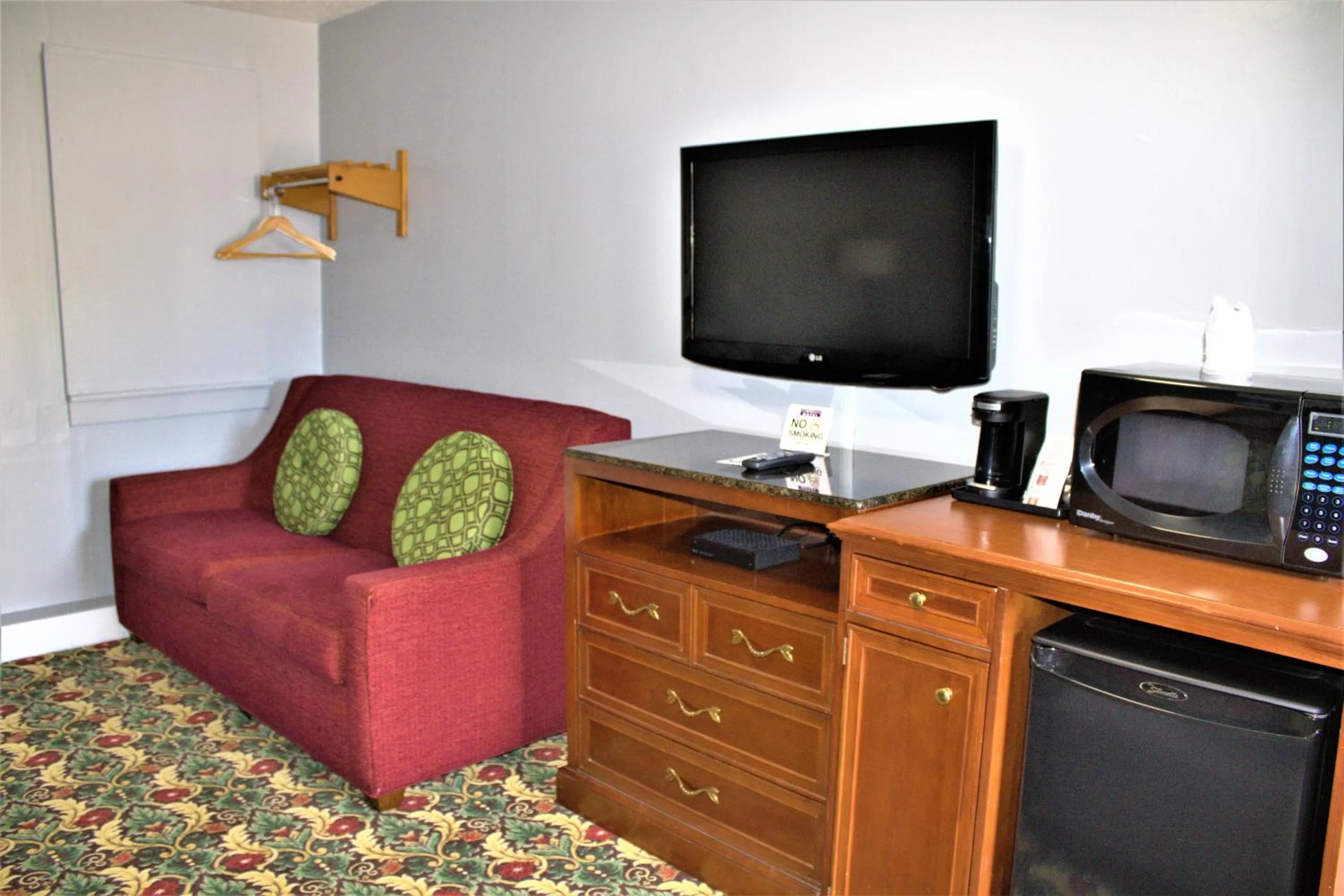 Hometowne Inn & Suites
