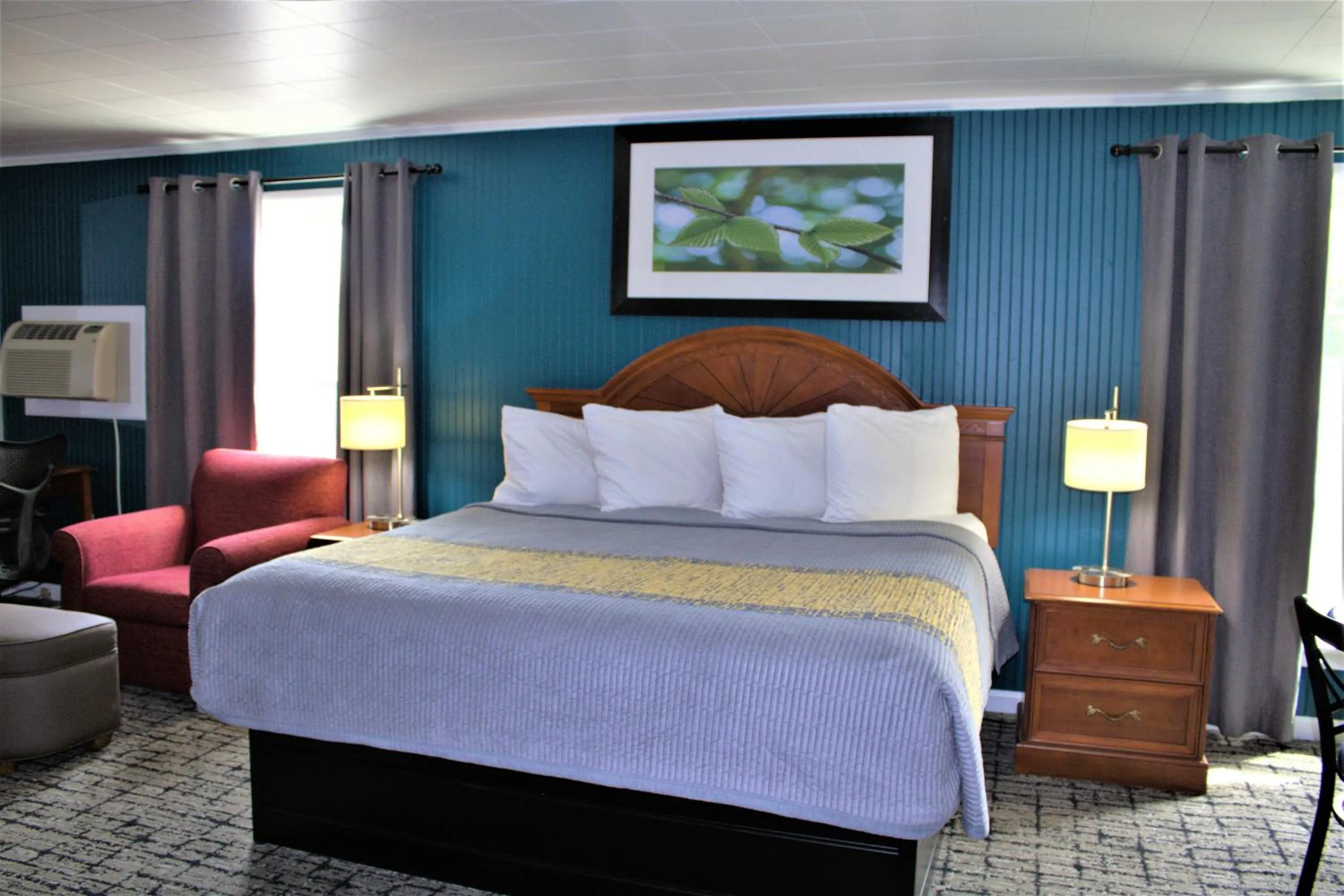 Bed in Hometowne Inn & Suites