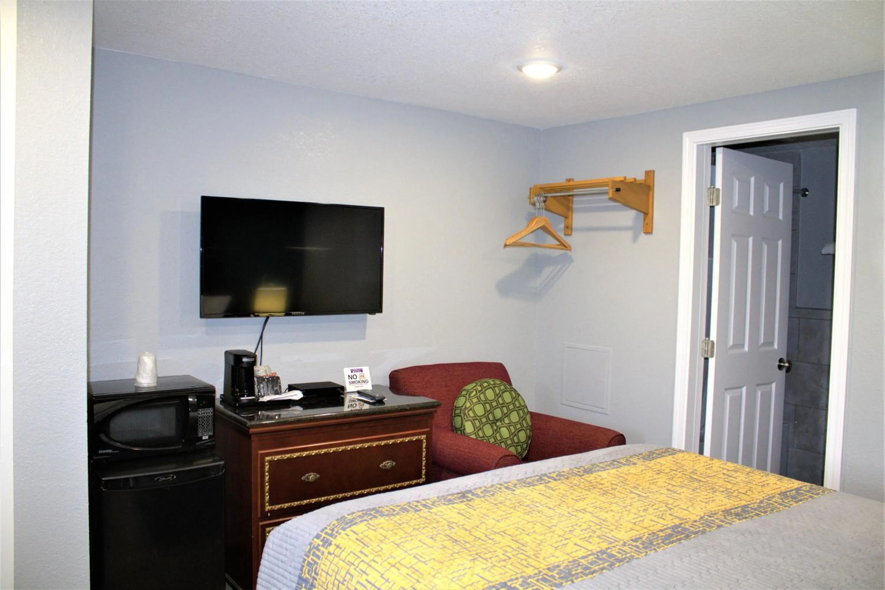 Bed in Hometowne Inn & Suites