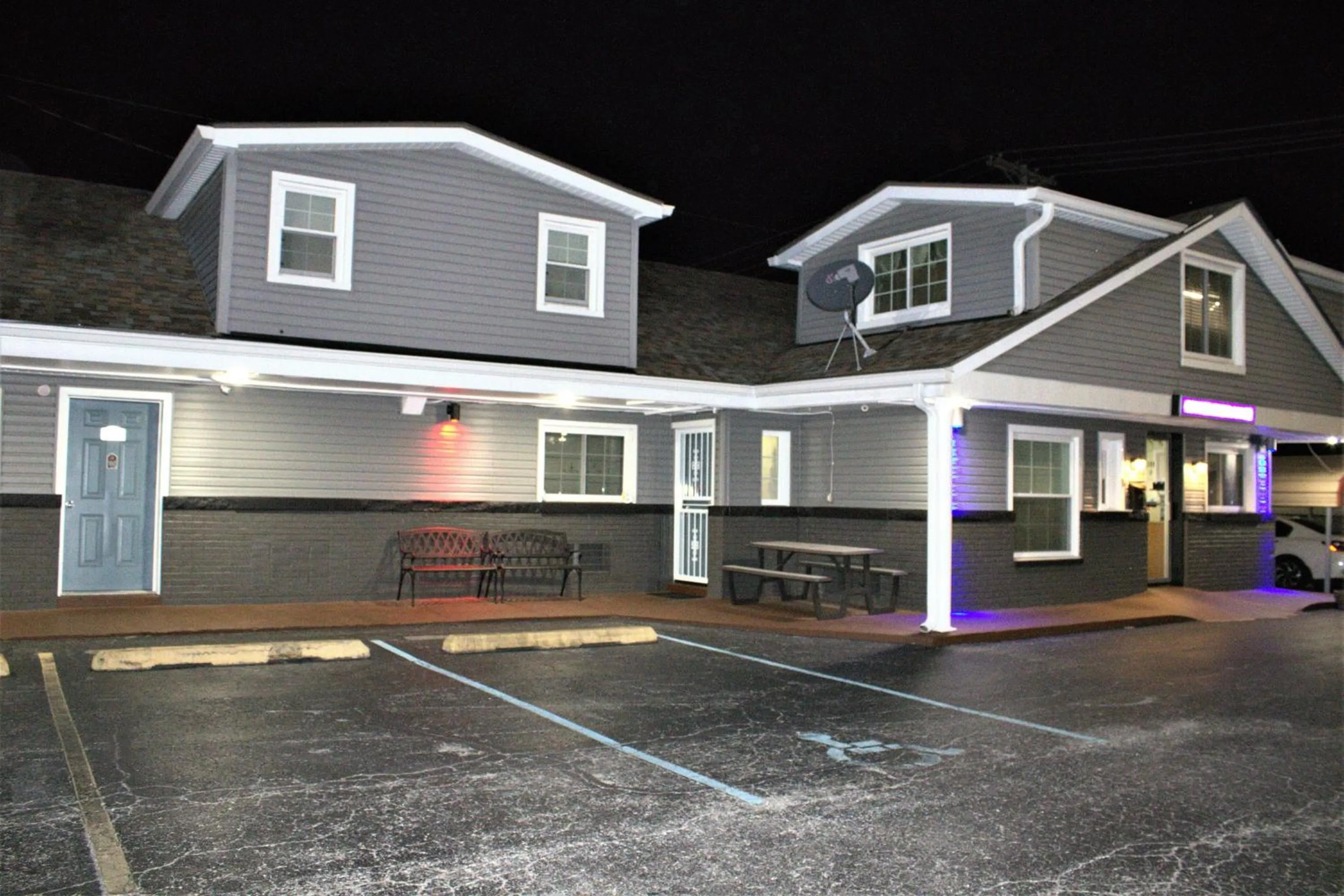 Property building in Hometowne Inn & Suites