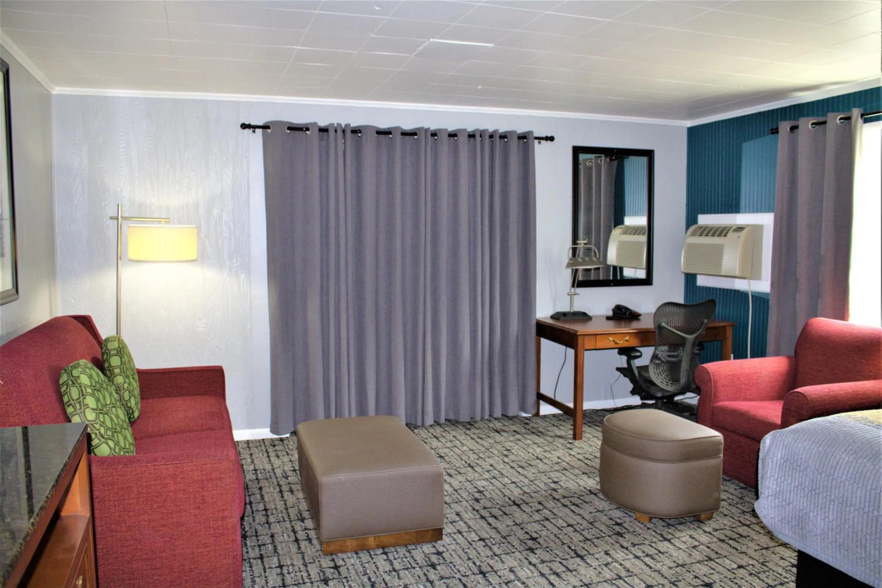 Hometowne Inn & Suites