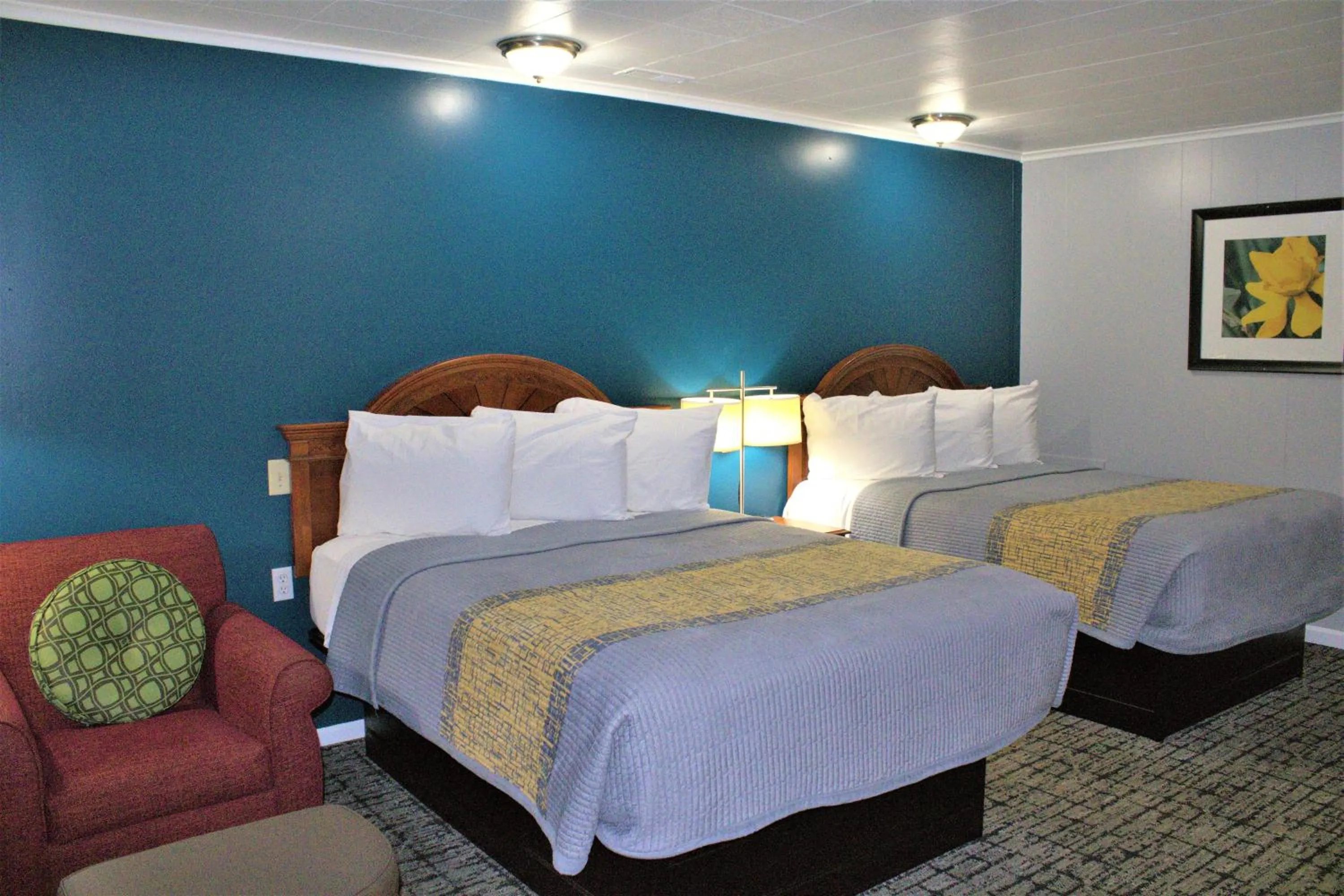 Bed in Hometowne Inn & Suites