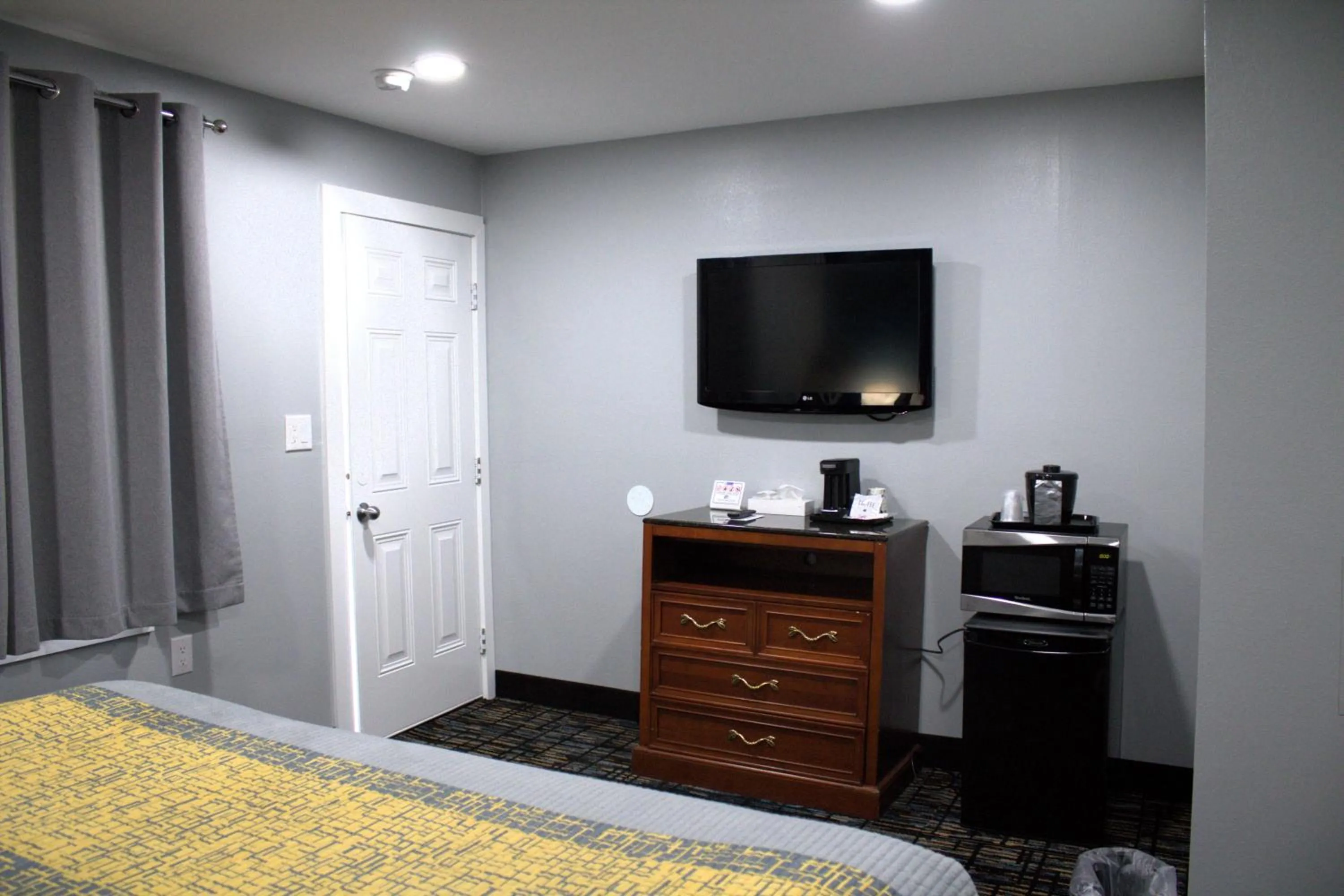 Bed in HavenPointe Inn & Suites
