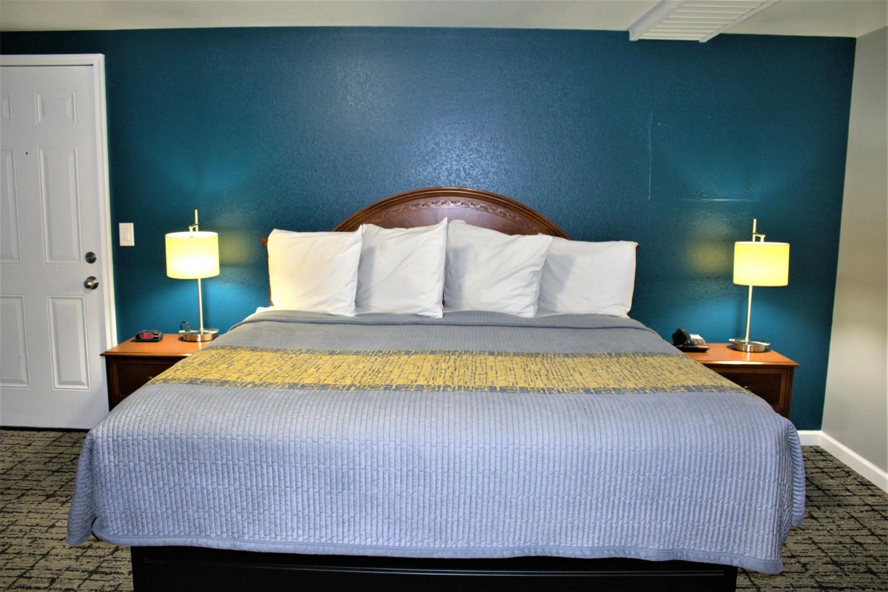 Bed in Hometowne Inn & Suites