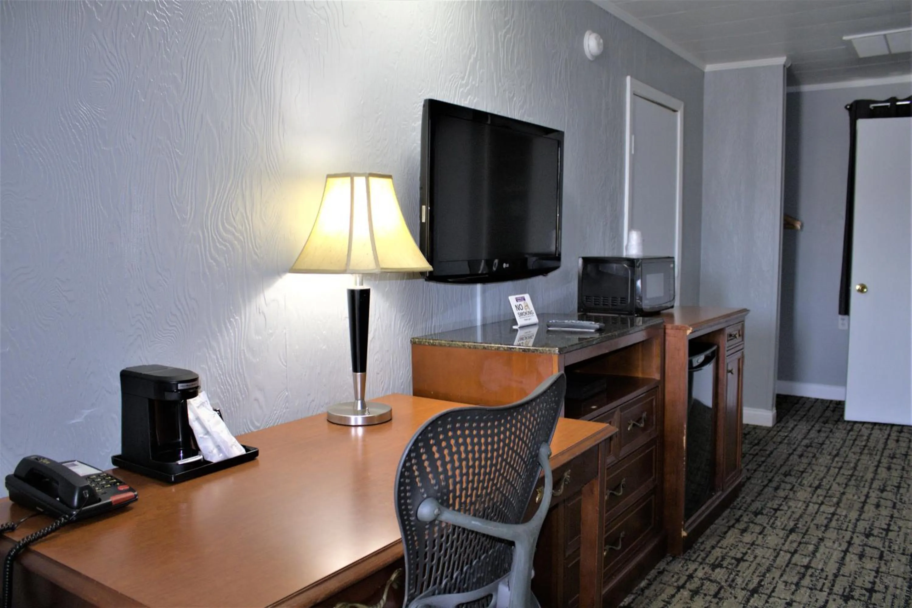 Hometowne Inn & Suites