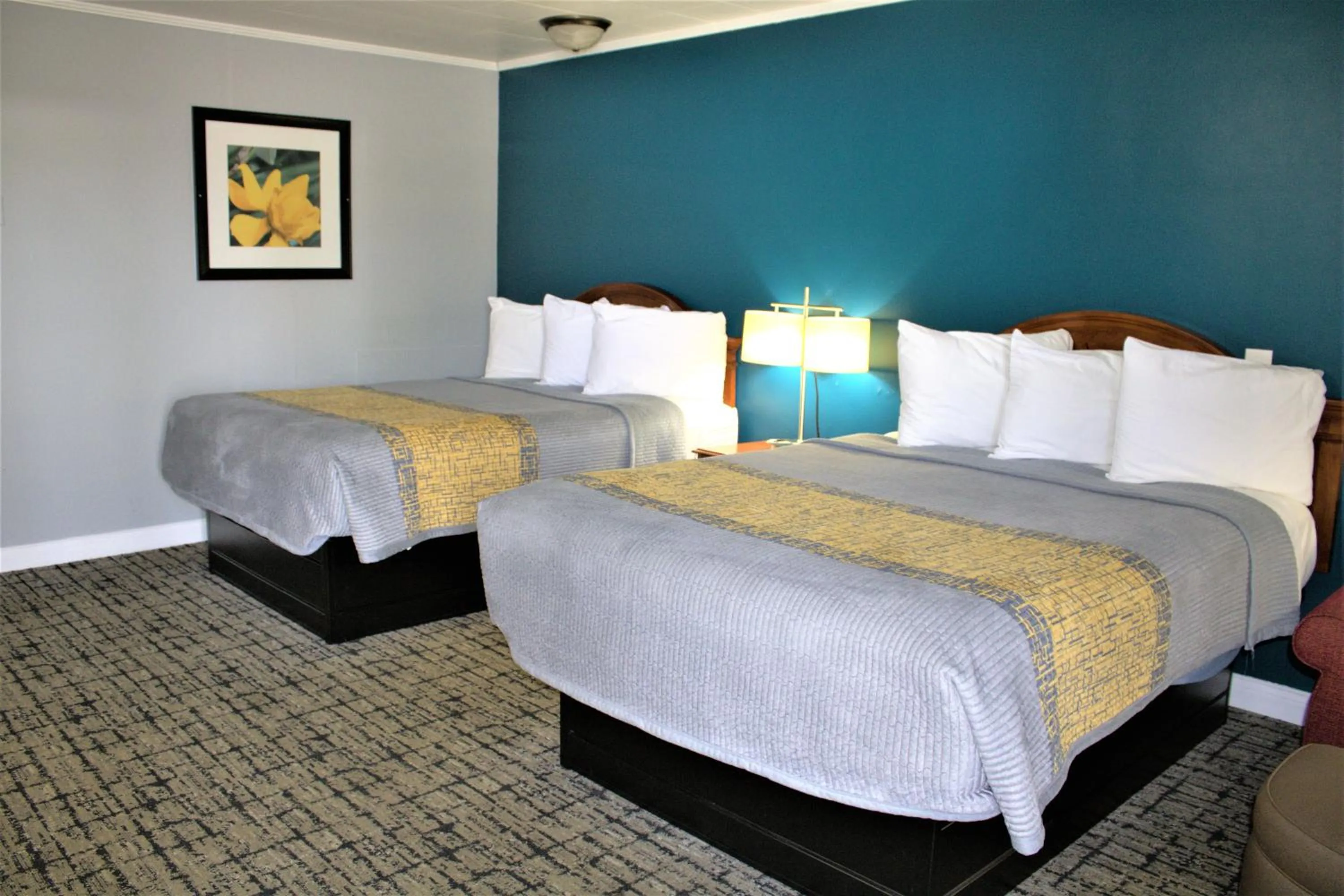 Bed in Hometowne Inn & Suites