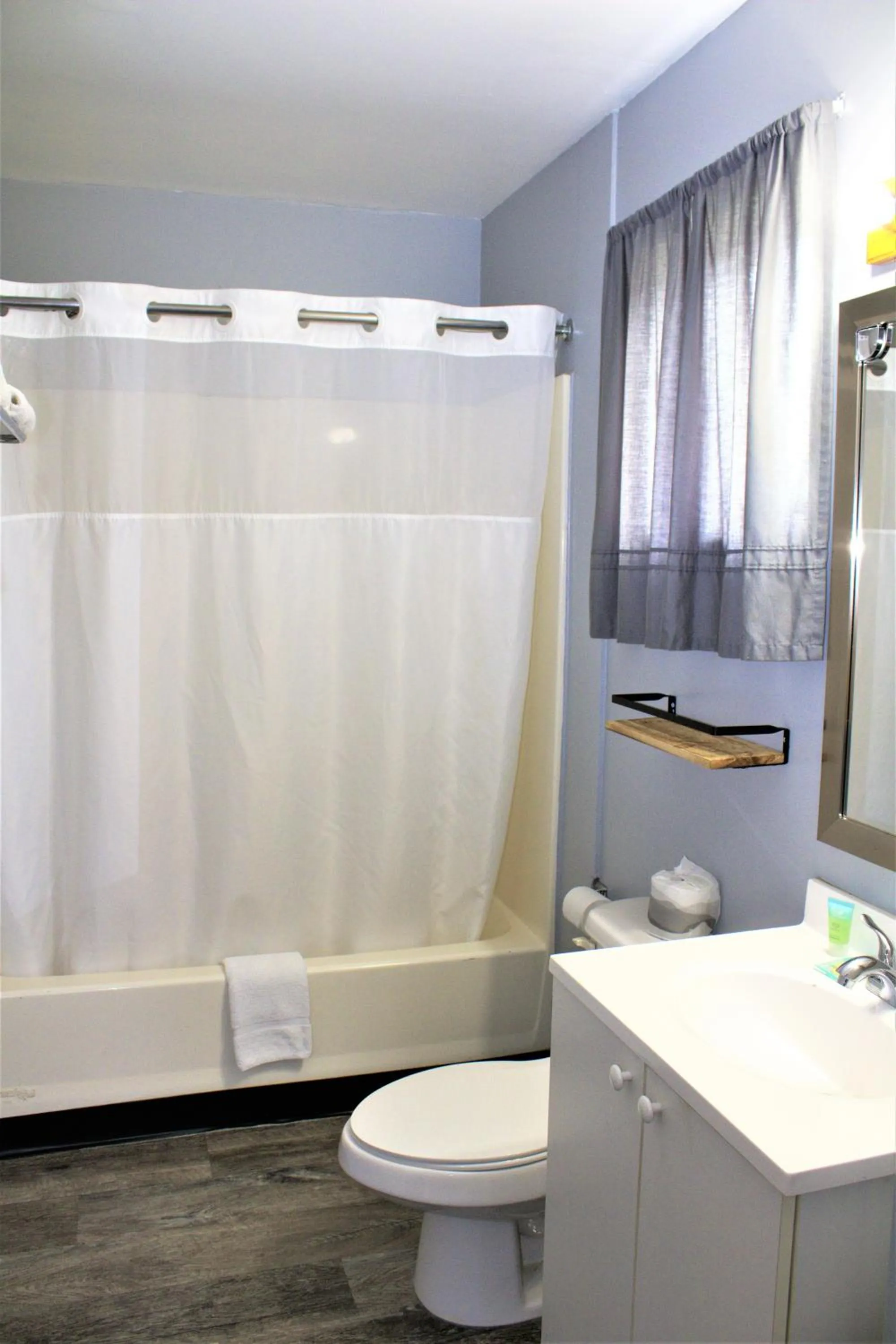 Hometowne Inn & Suites