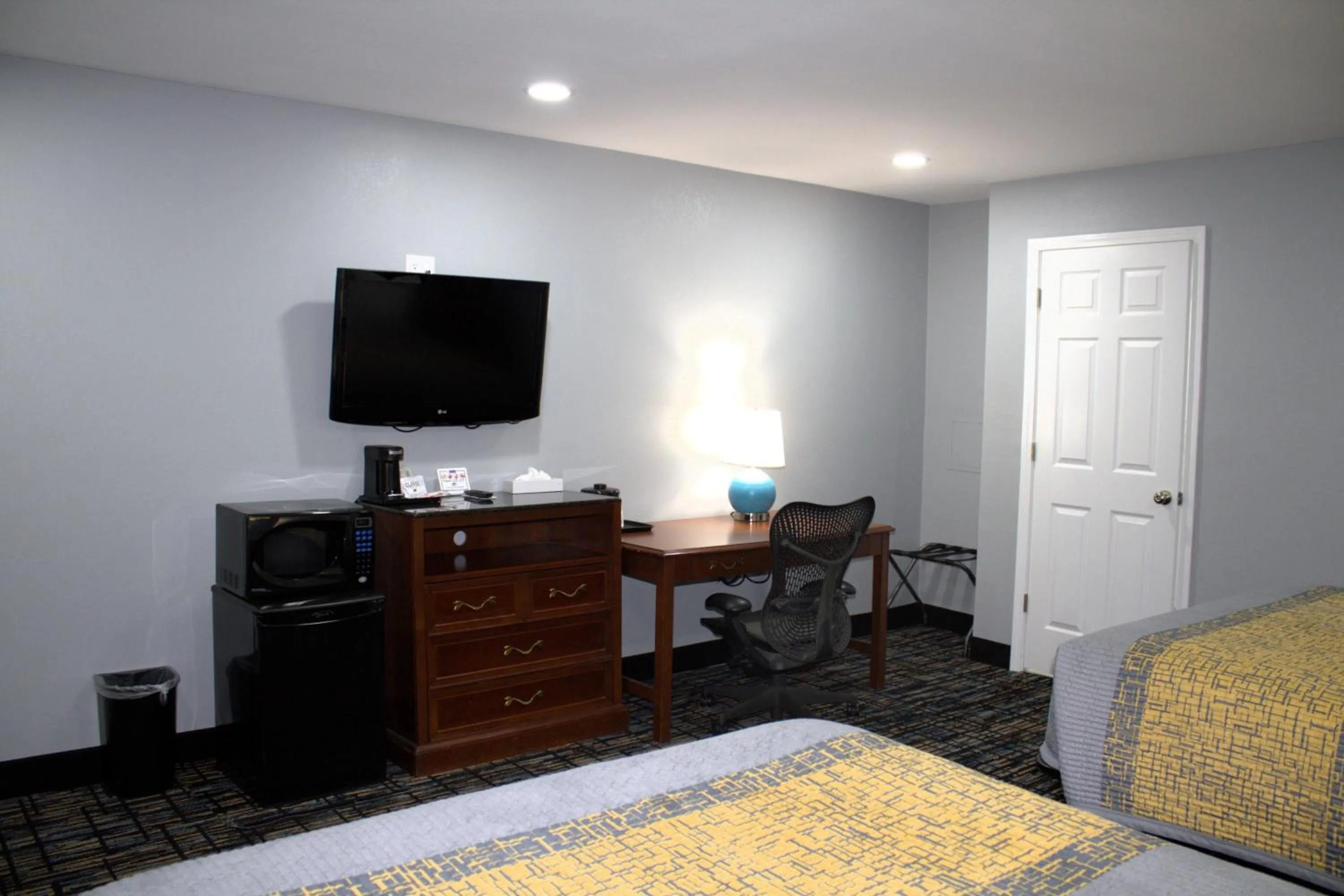 Bed in HavenPointe Inn & Suites