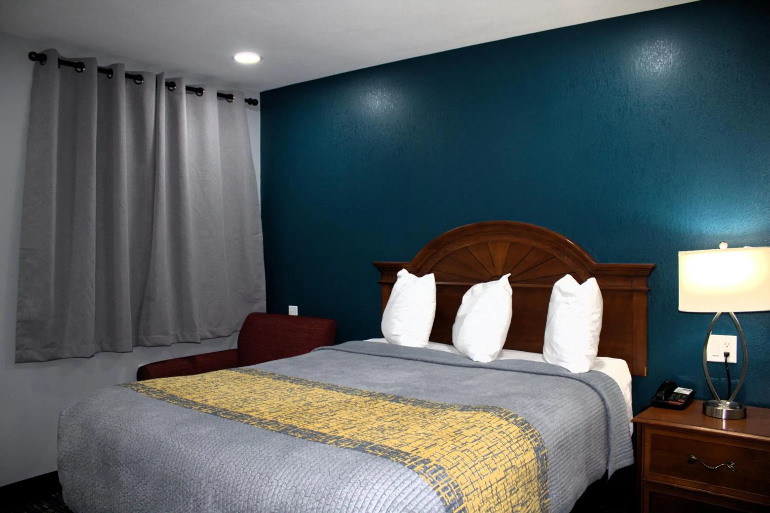 Bed in HavenPointe Inn & Suites