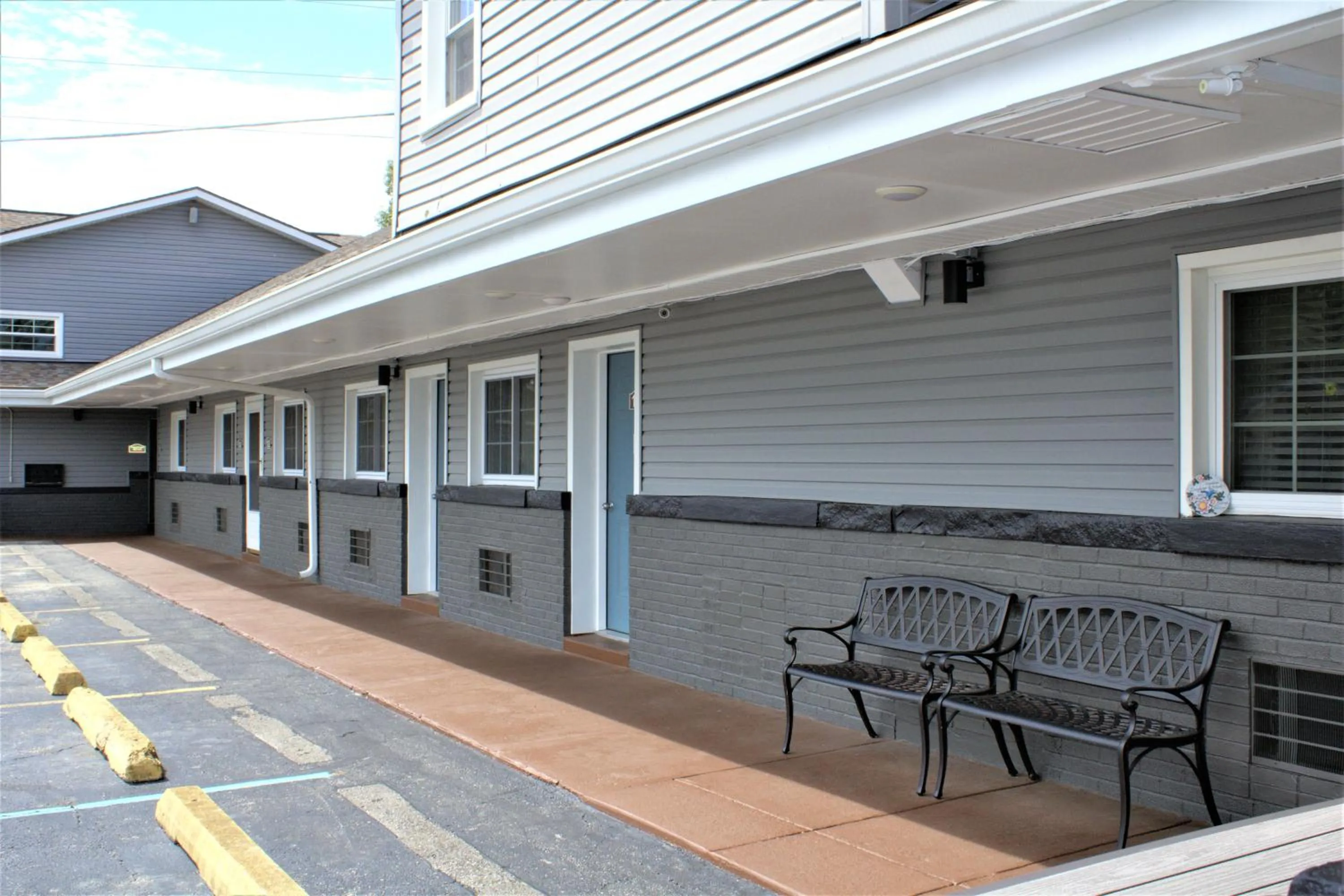 Hometowne Inn & Suites