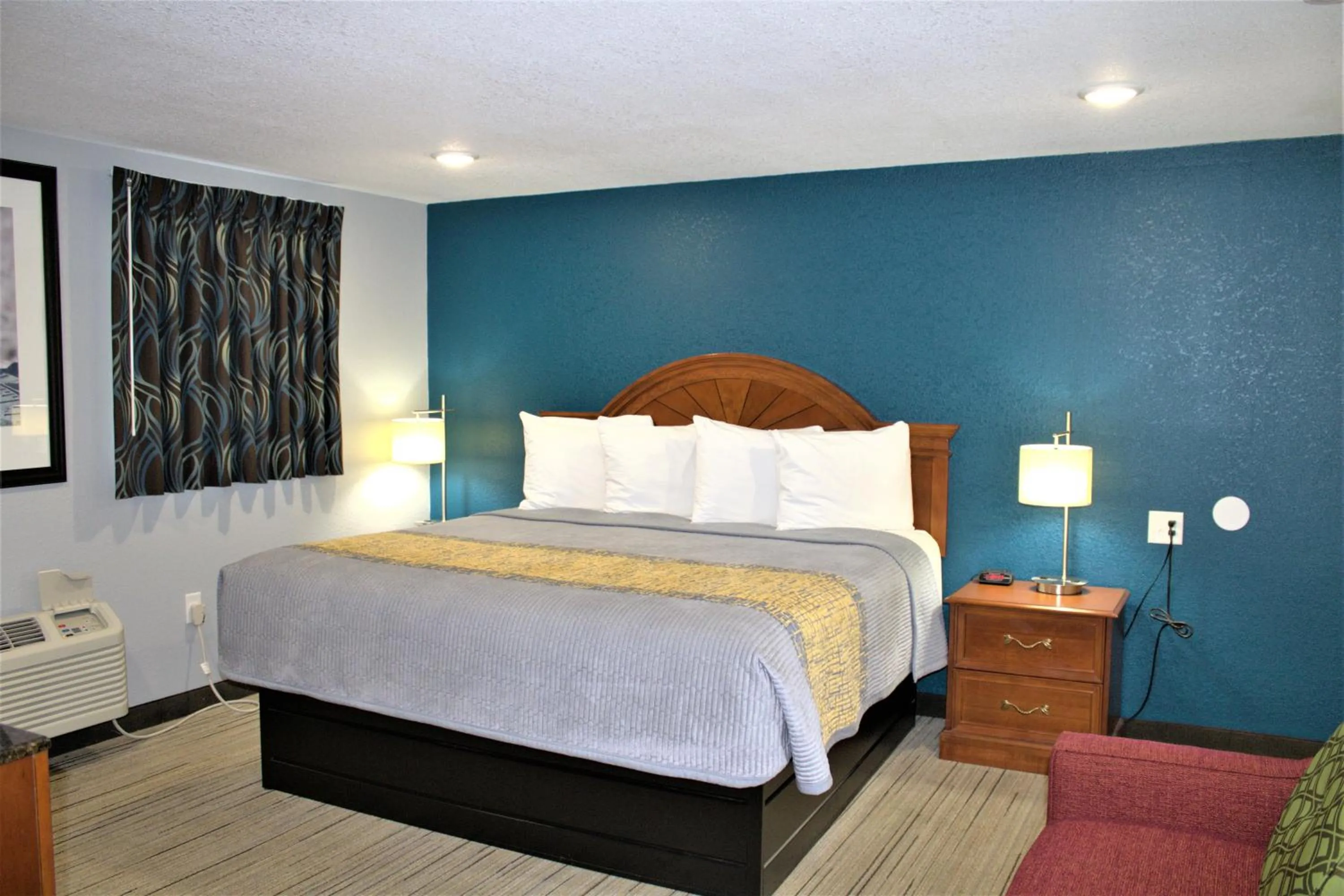 Bed in Hometowne Inn & Suites