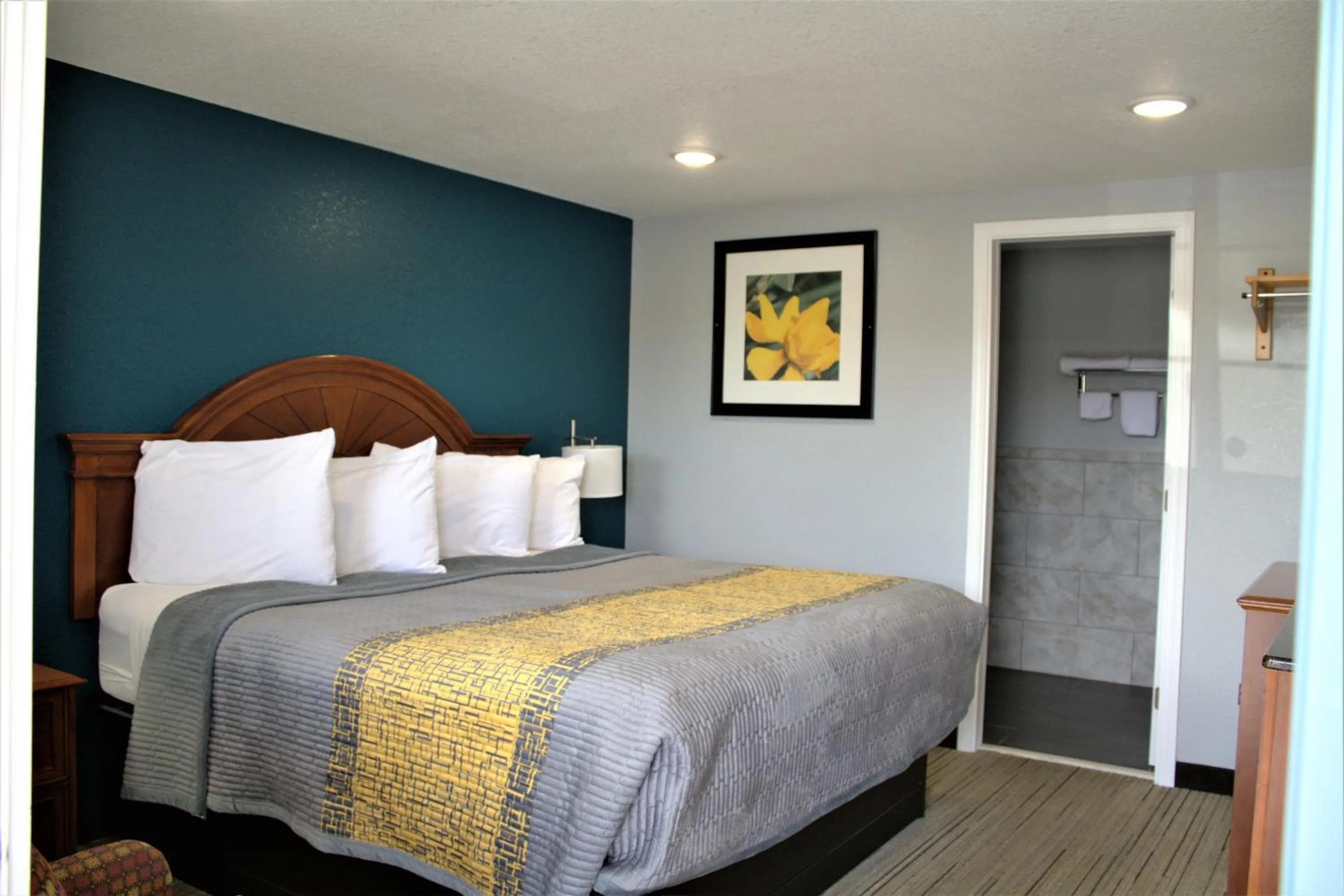 Bed in Hometowne Inn & Suites