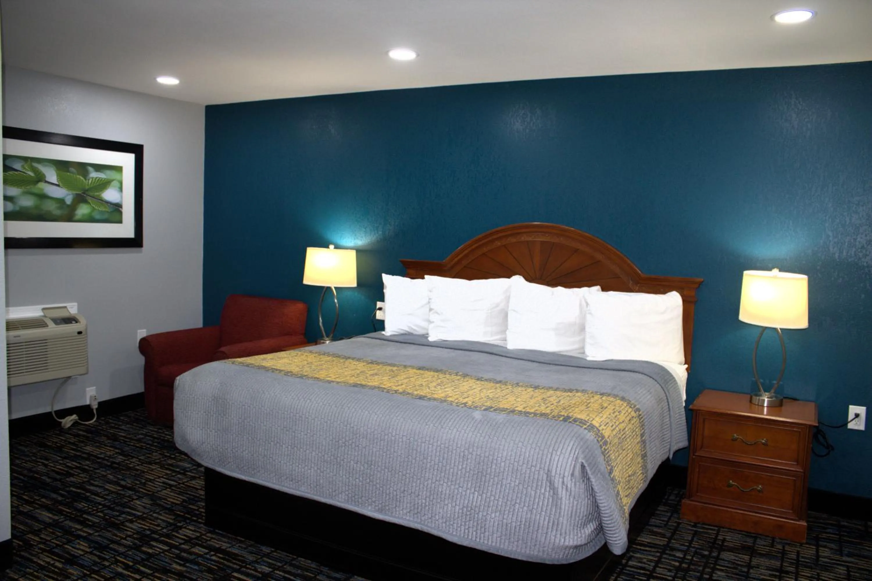 Bed in HavenPointe Inn & Suites