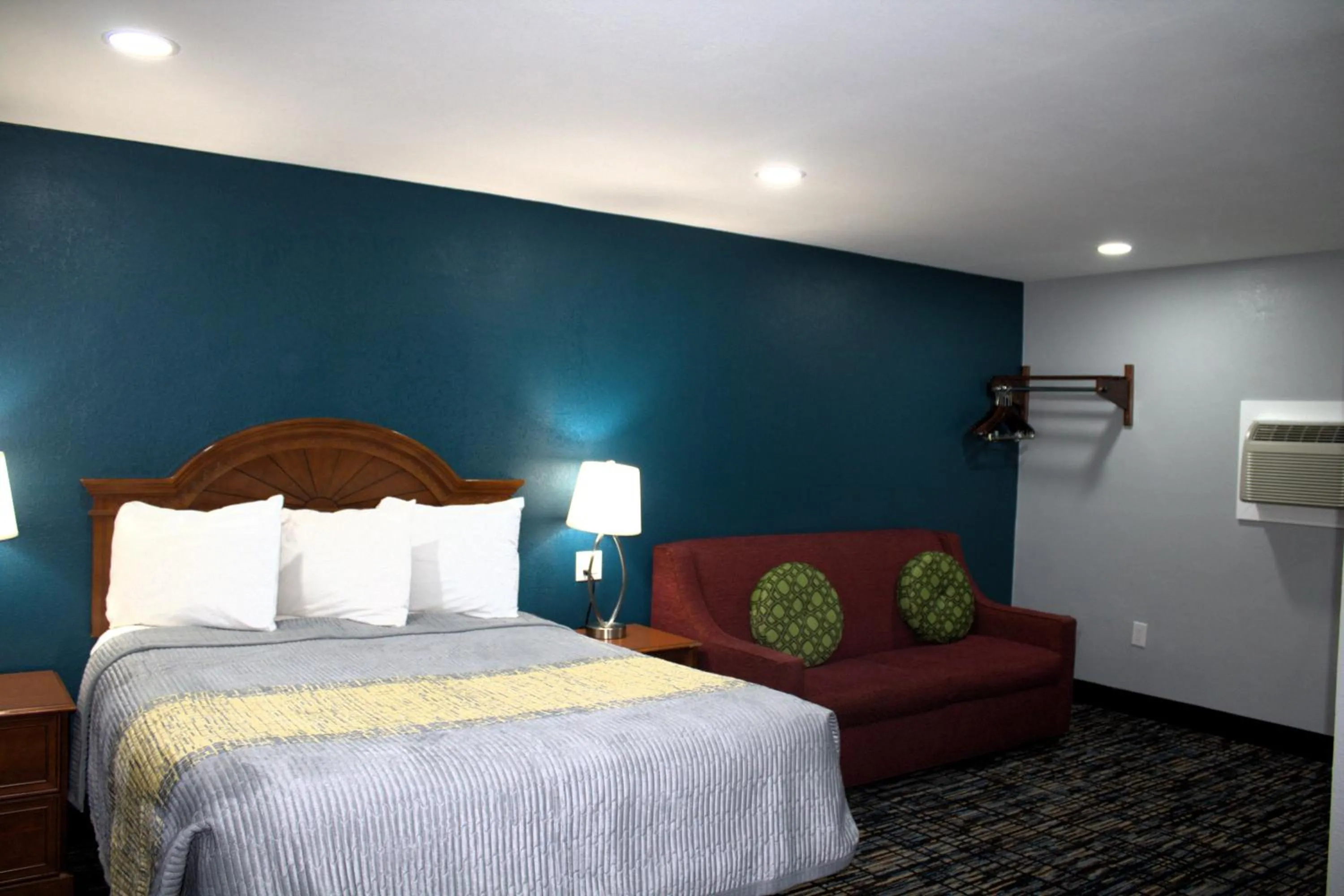 Bed in HavenPointe Inn & Suites