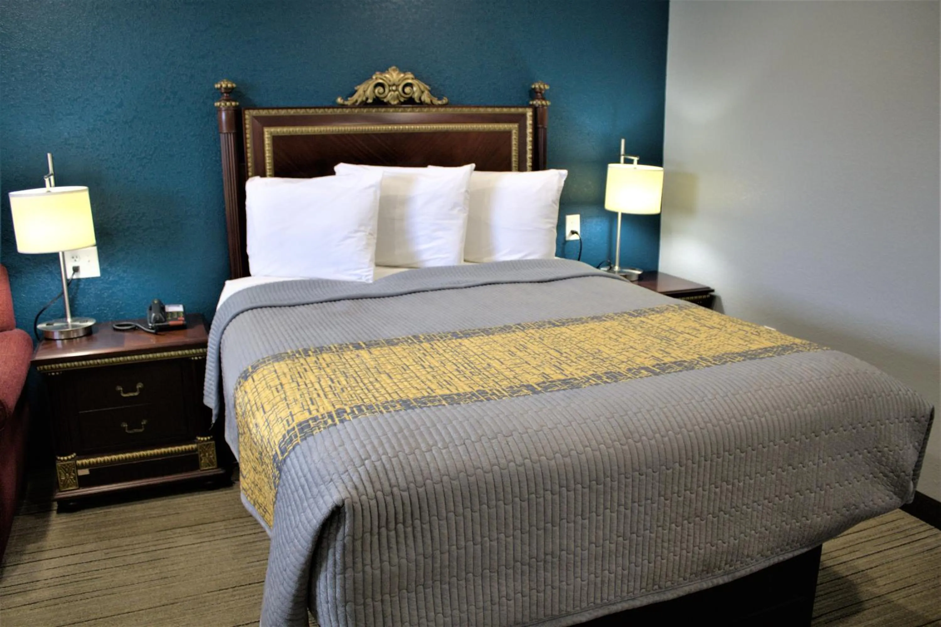 Bed in Hometowne Inn & Suites