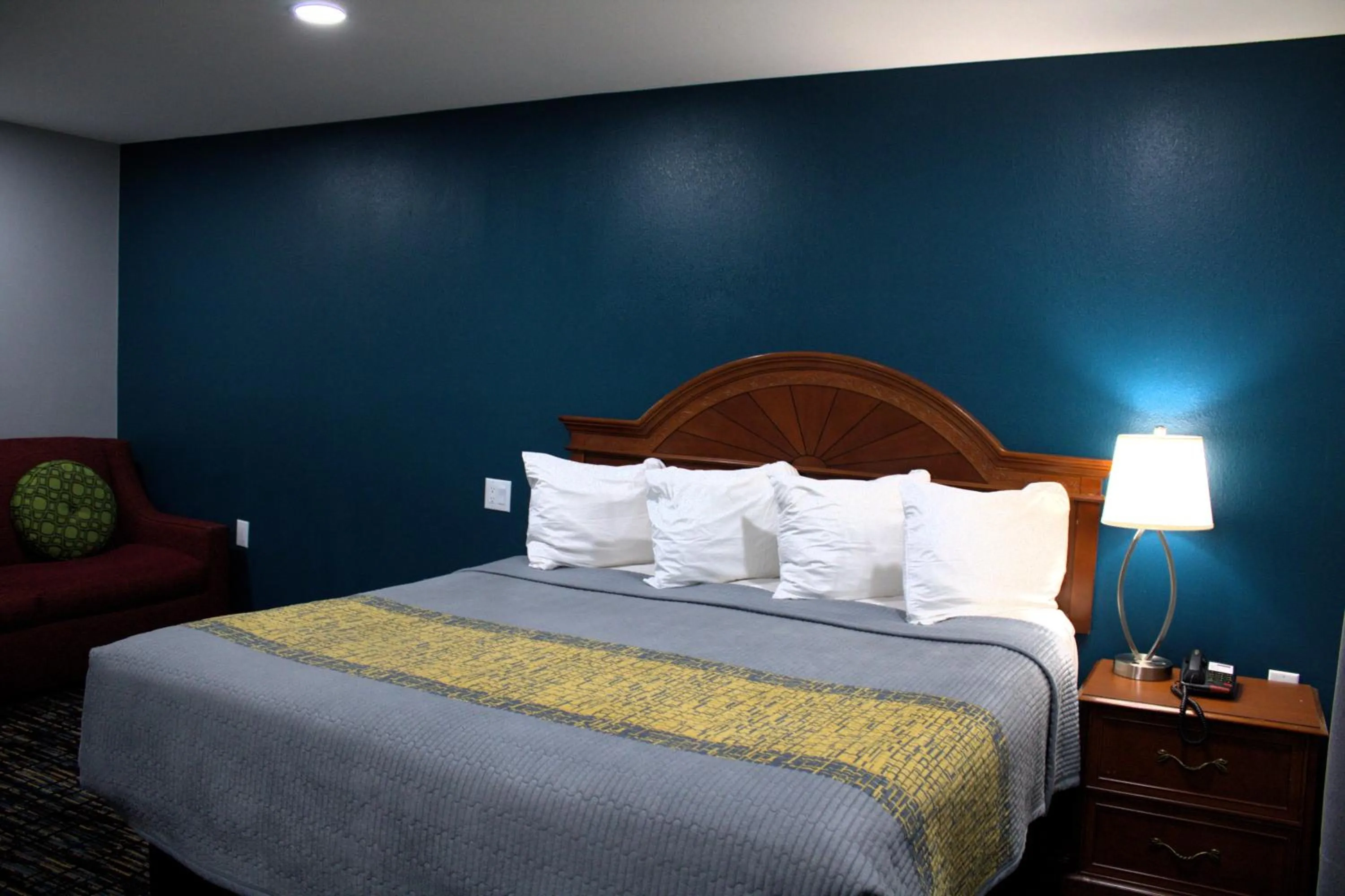 Bed in HavenPointe Inn & Suites