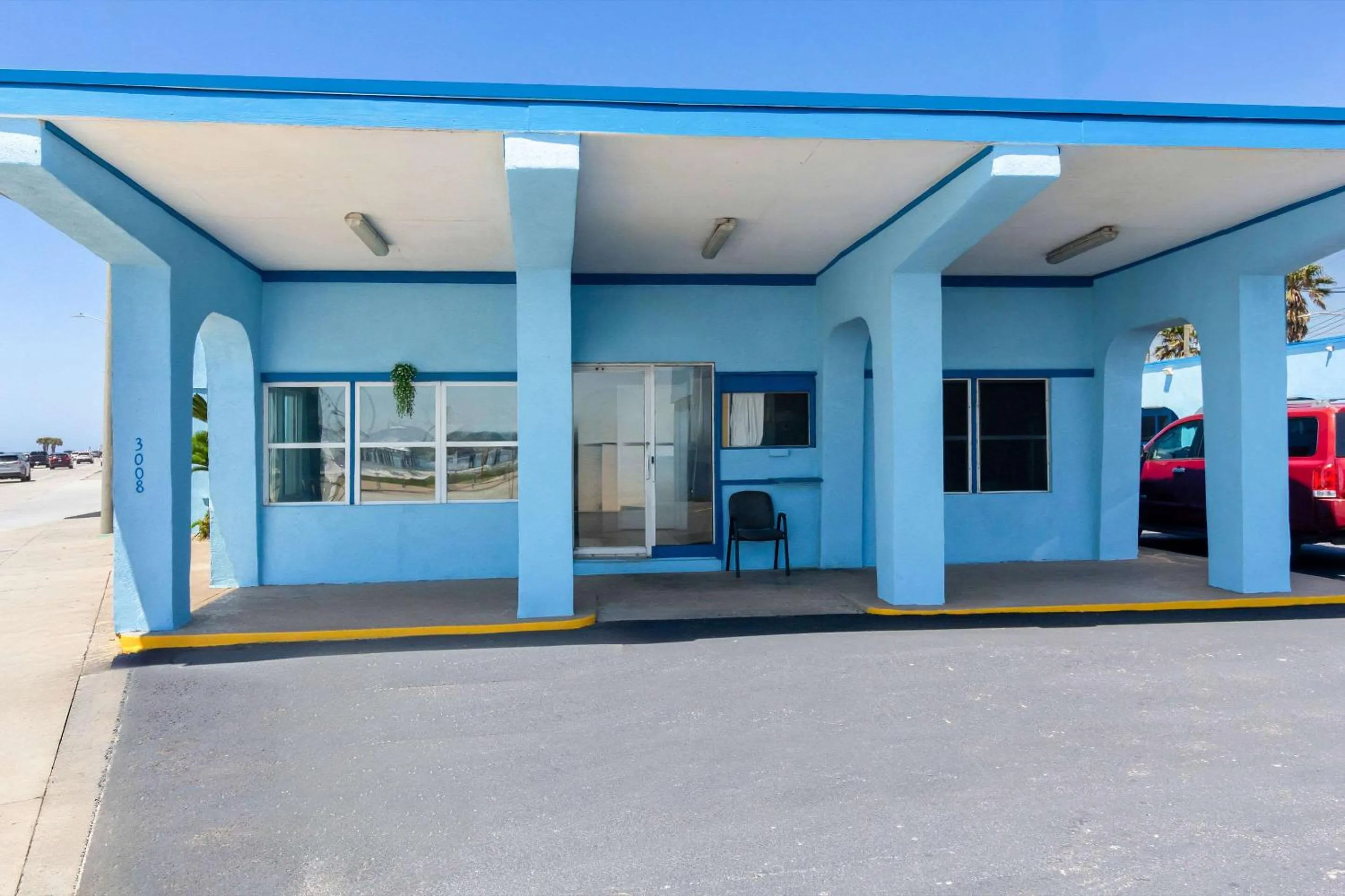 Property building in Knights Inn Galveston