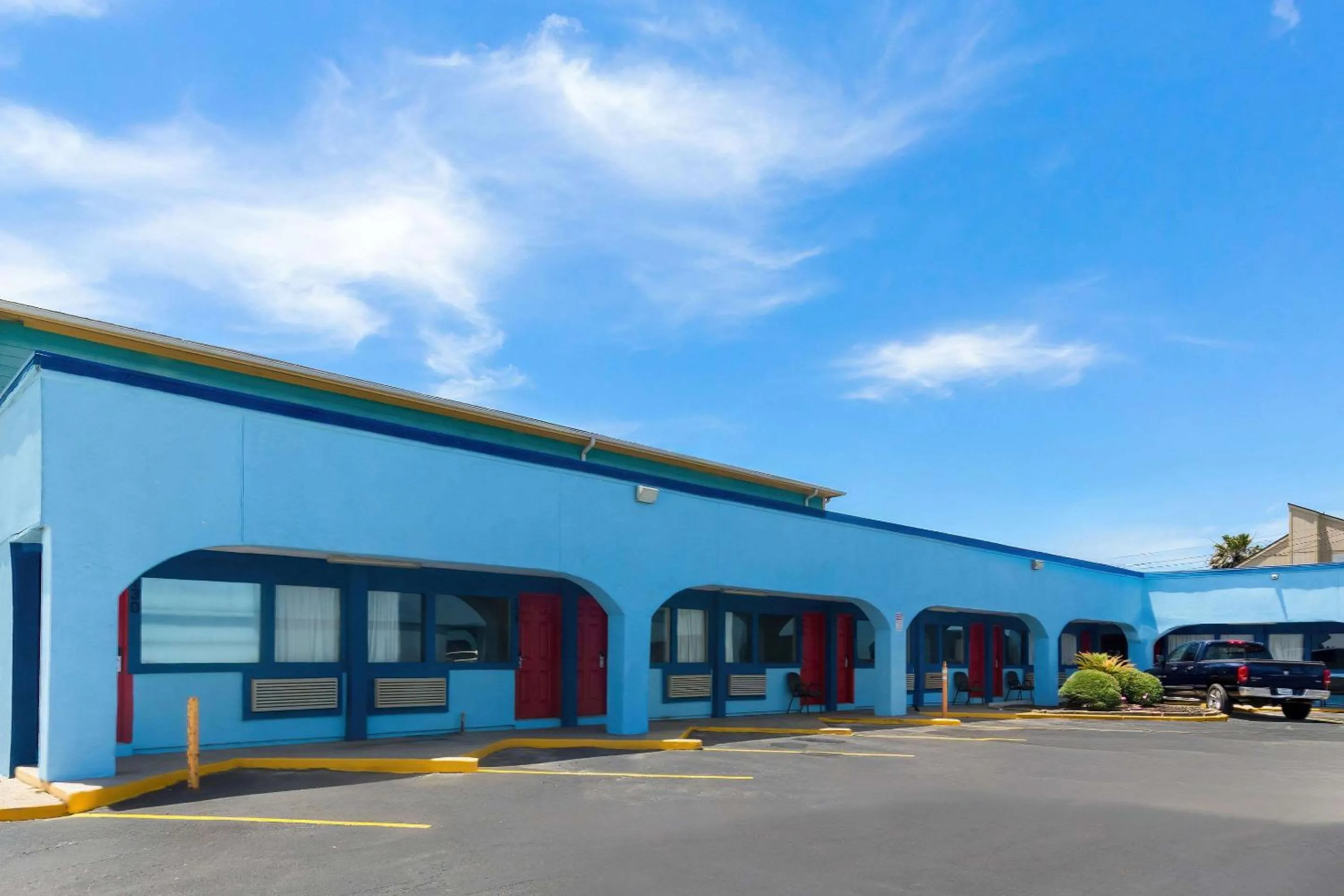 Property building in Knights Inn Galveston