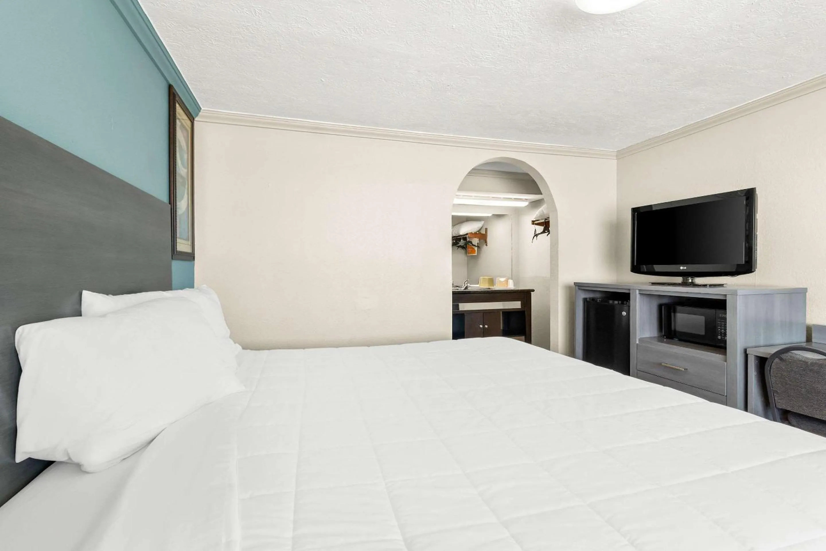 Bedroom in Knights Inn Galveston