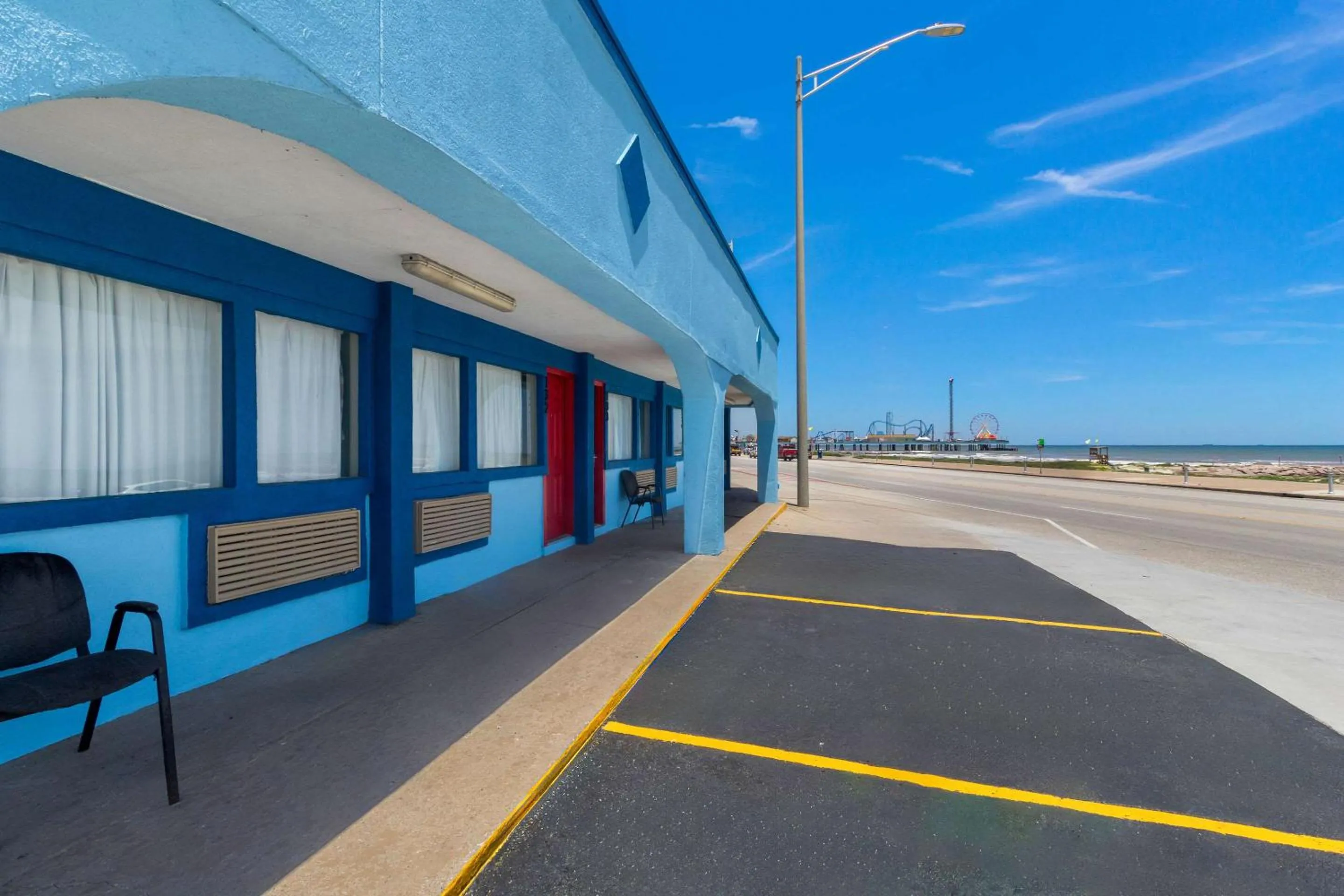 Property building in Knights Inn Galveston