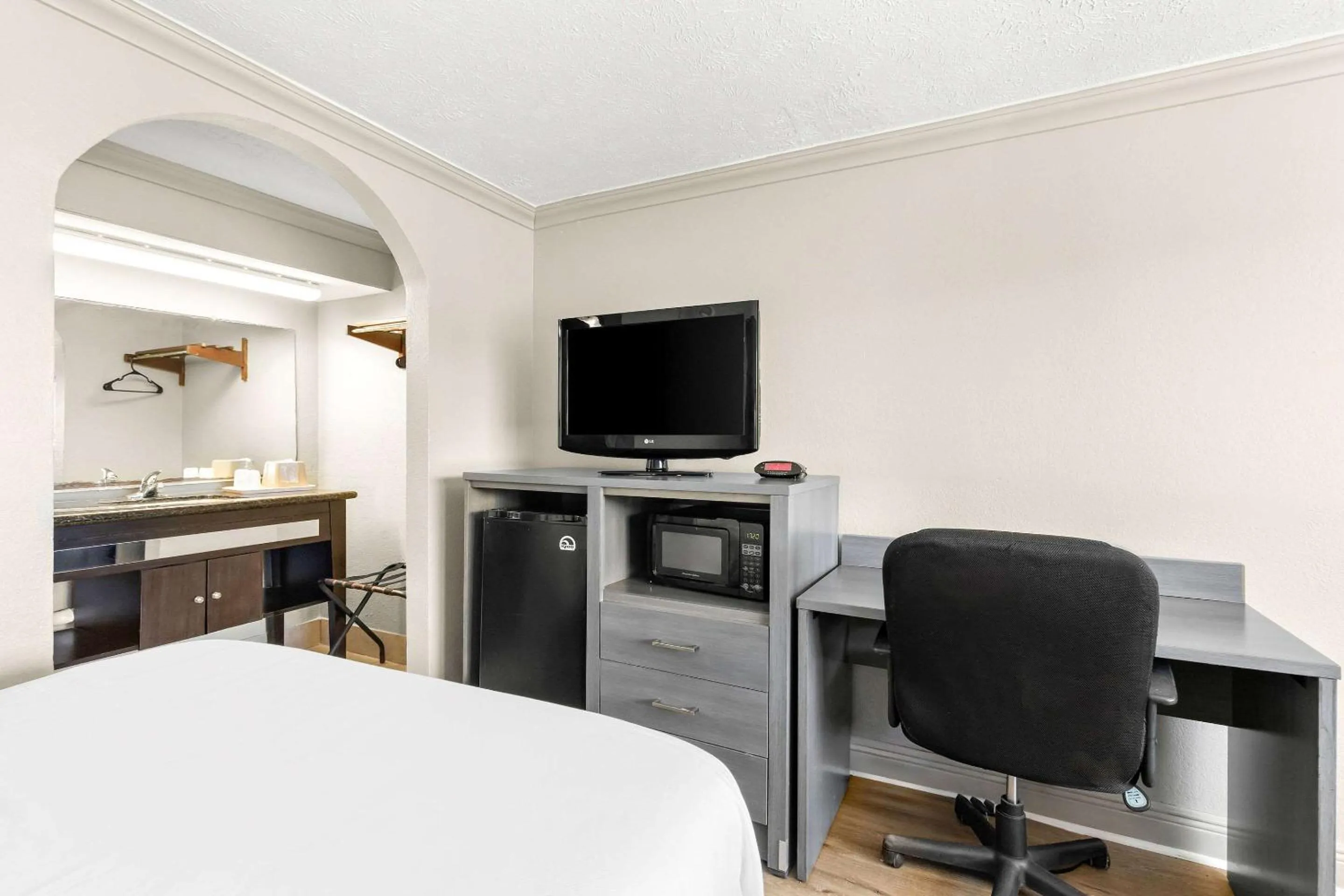 Bedroom in Knights Inn Galveston