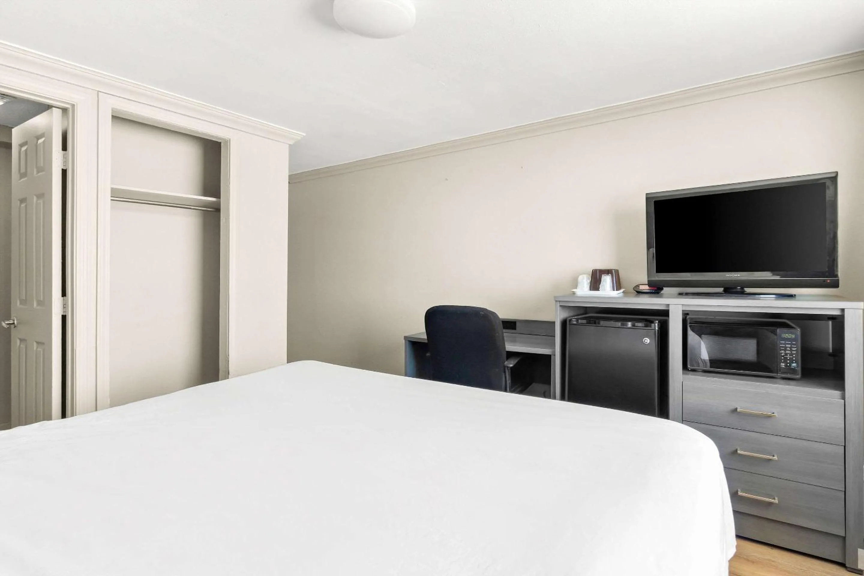 Bedroom in Knights Inn Galveston