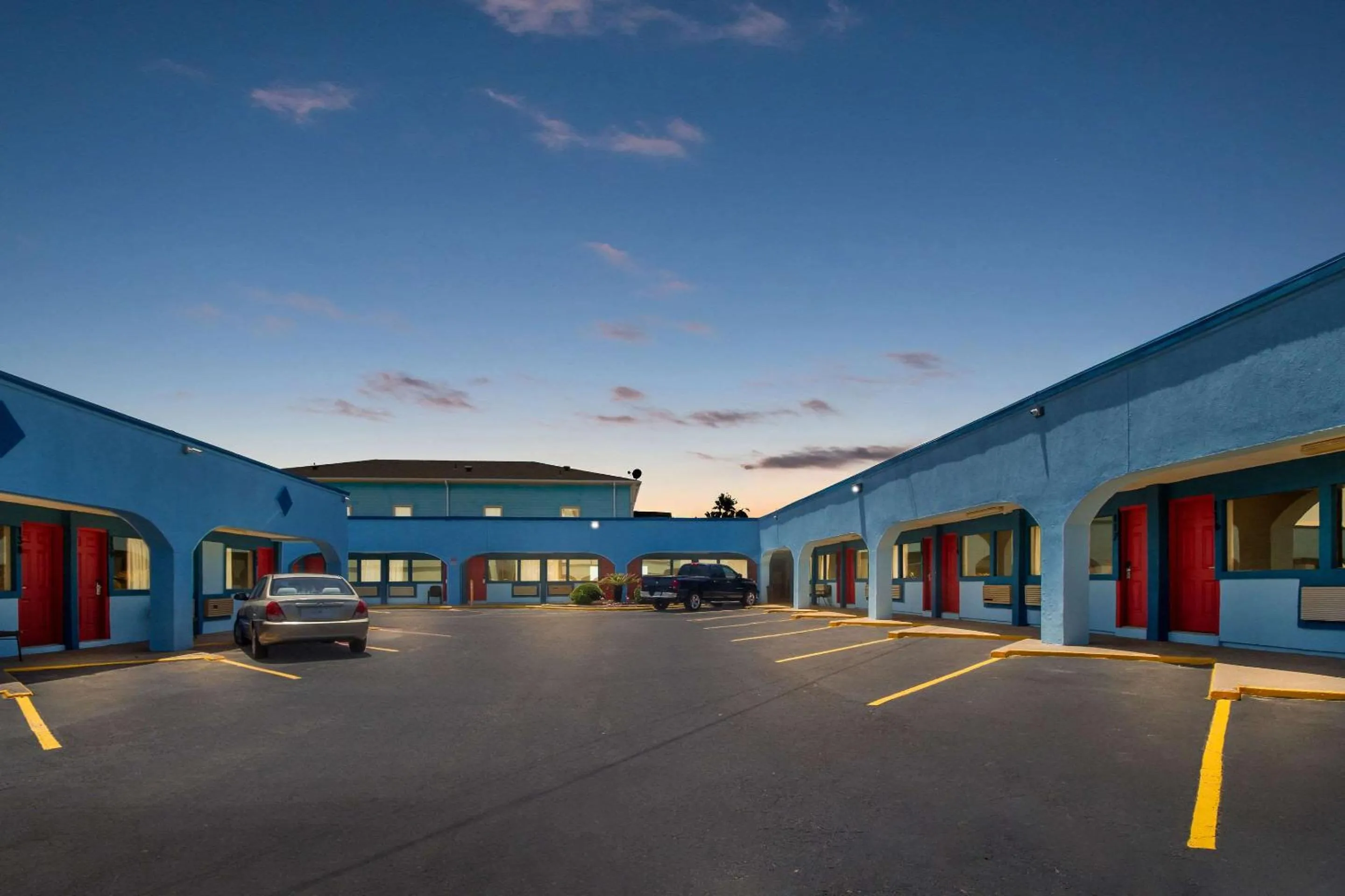 Property building in Knights Inn Galveston