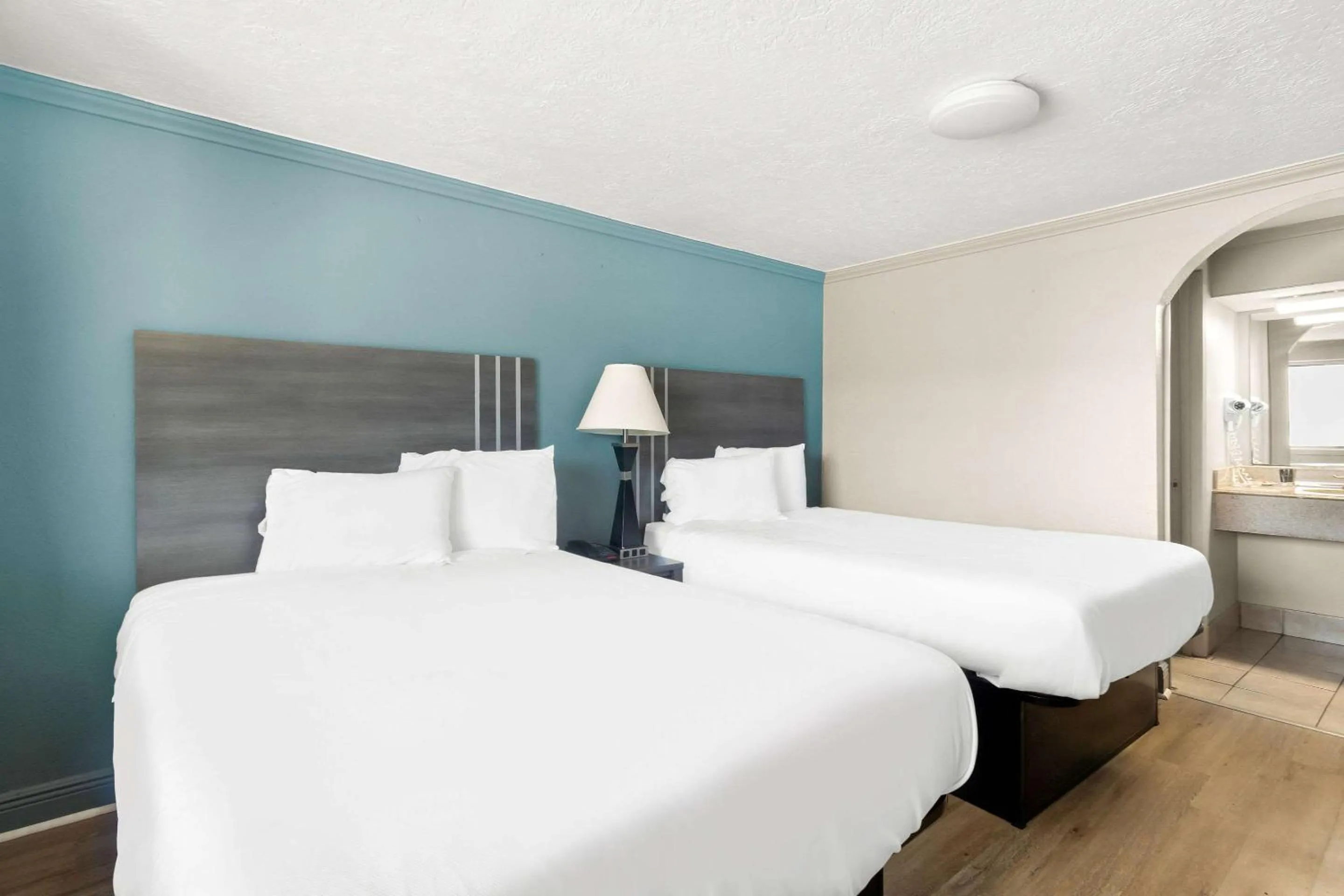 Bedroom in Knights Inn Galveston