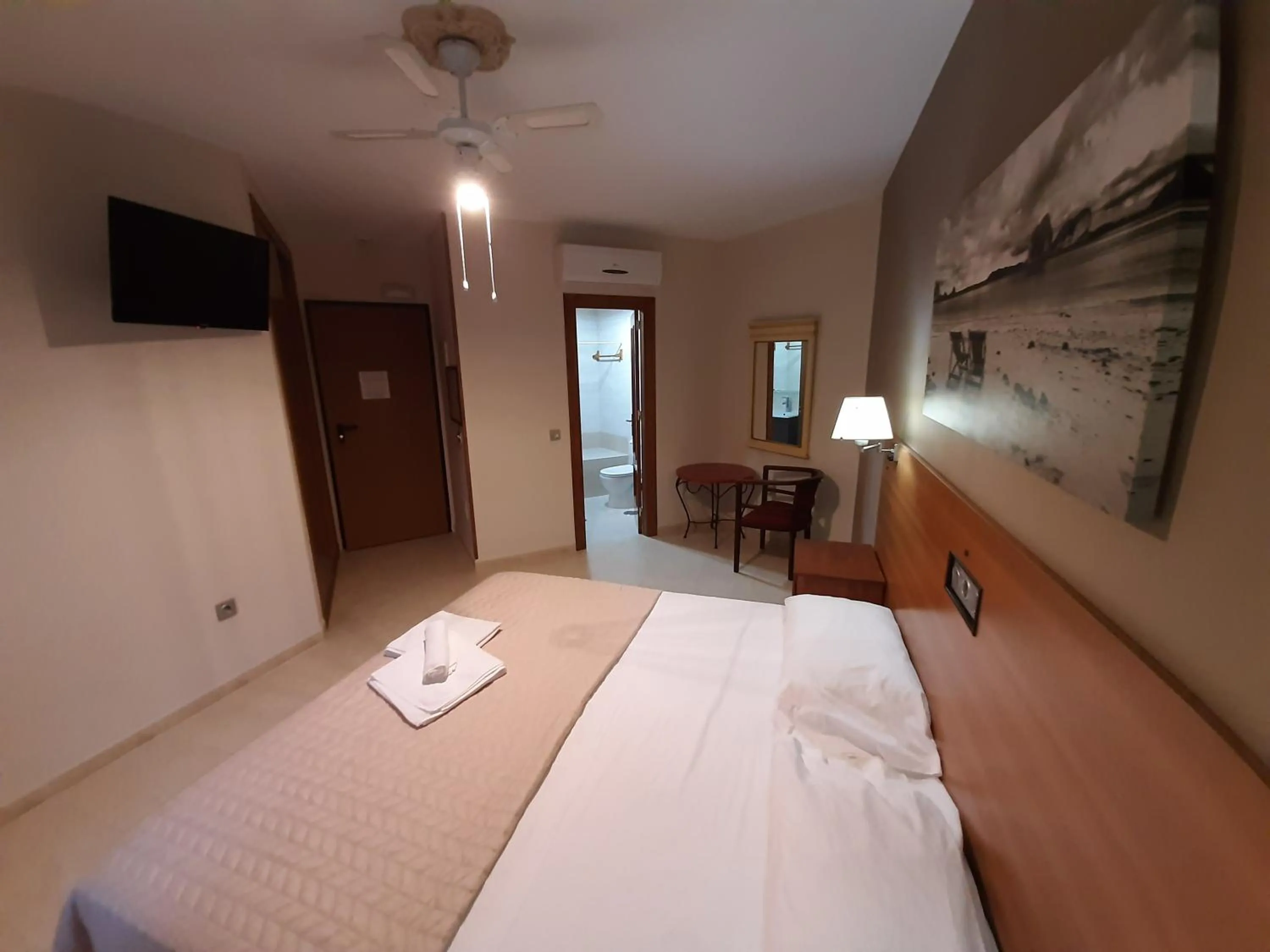 Photo of the whole room, Bed in Sotel Valle Guadiaro