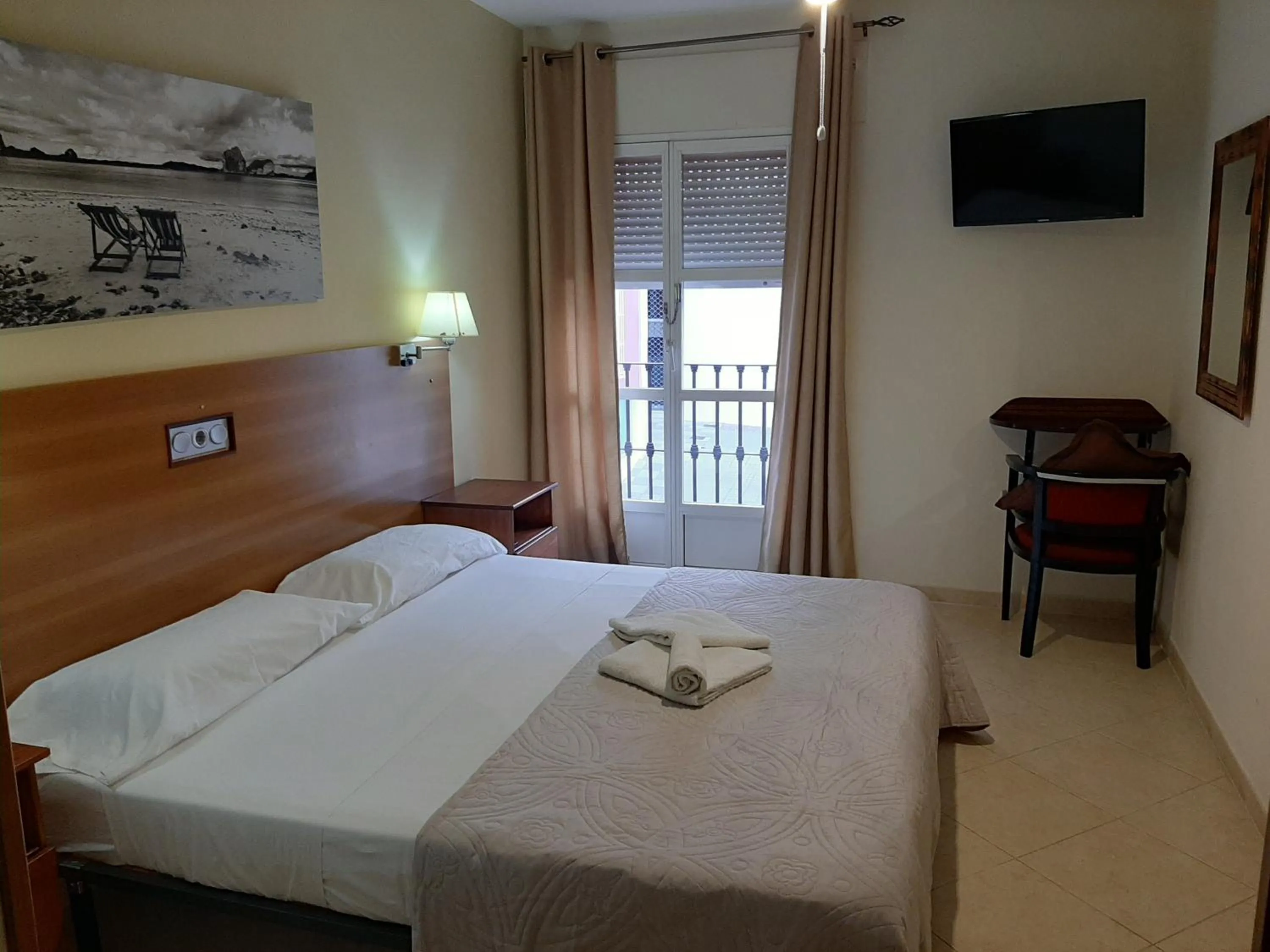 Photo of the whole room, Bed in Sotel Valle Guadiaro