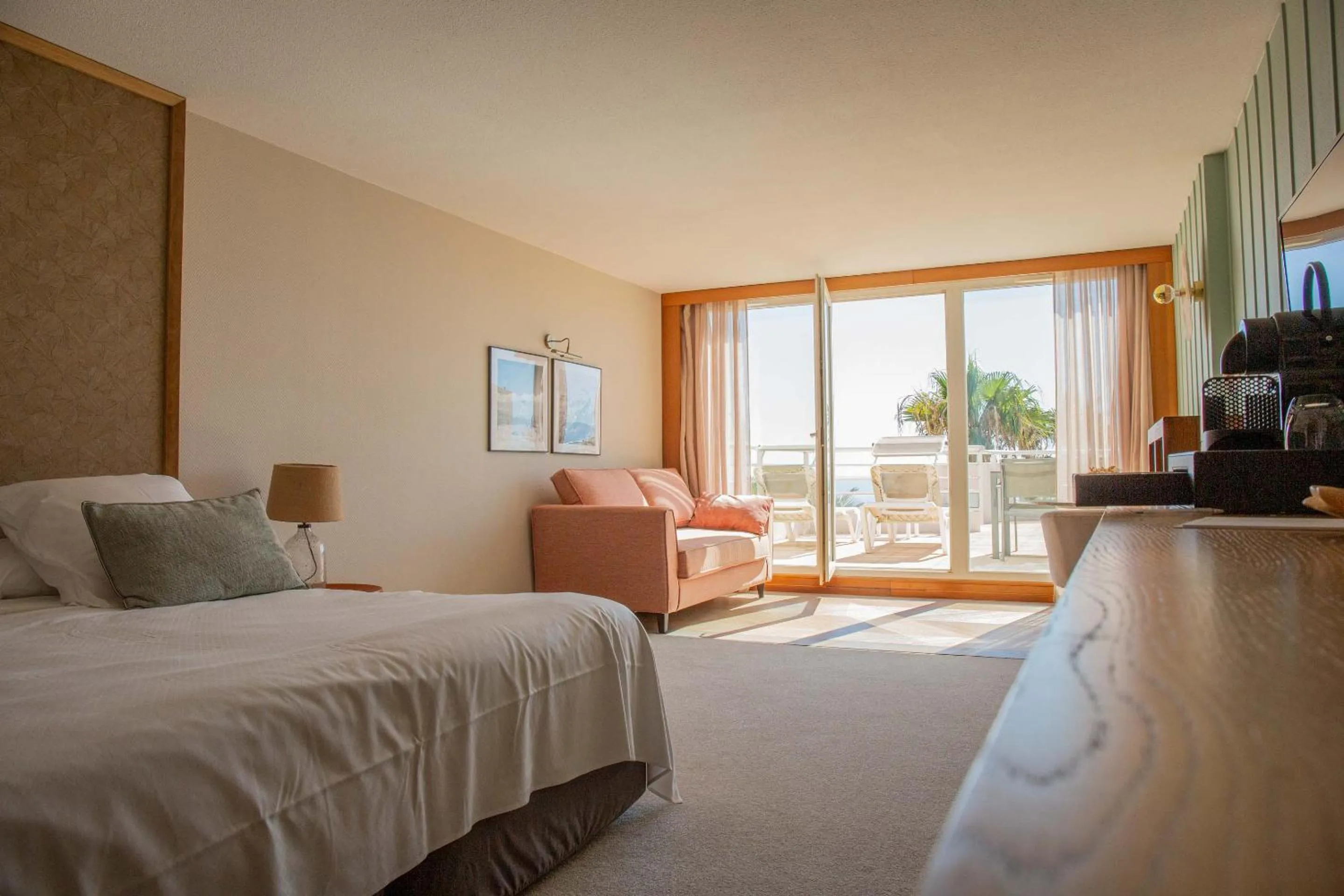 Bedroom, Bed in Grand Hôtel Les Flamants Roses Thalasso & Spa