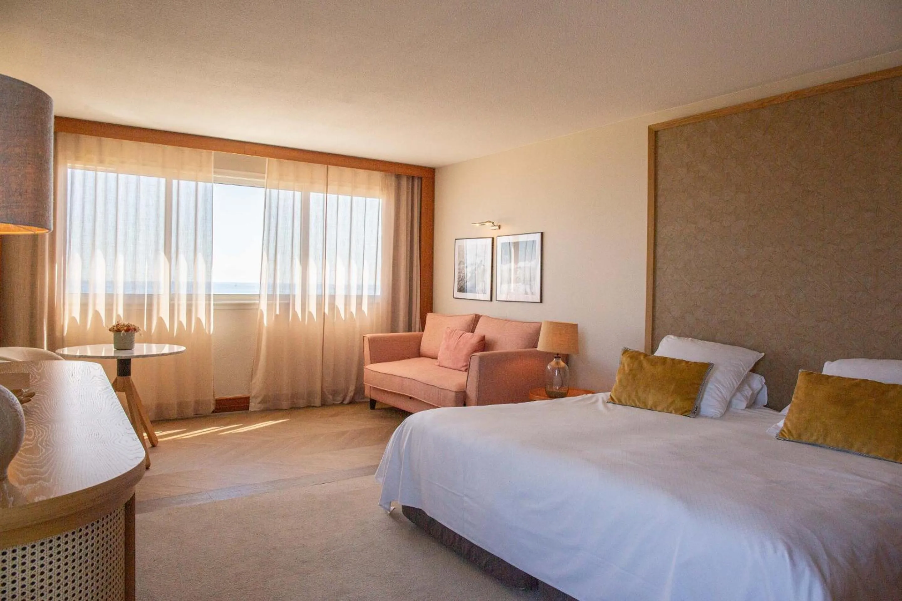 Bedroom, Bed in Grand Hôtel Les Flamants Roses Thalasso & Spa