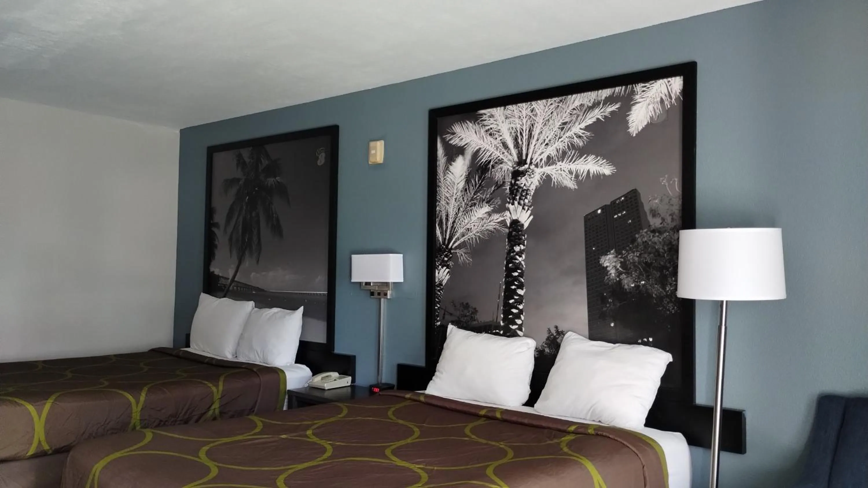 Bedroom, Bed in Super 8 Motel by Wyndham near Fort Lauderdale Arpt