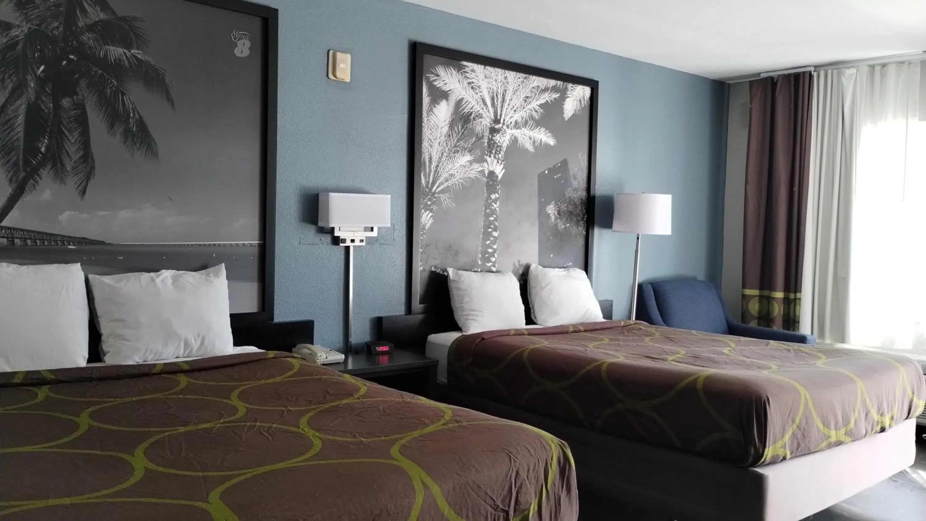 Photo of the whole room, Bed in Super 8 Motel by Wyndham near Fort Lauderdale Arpt