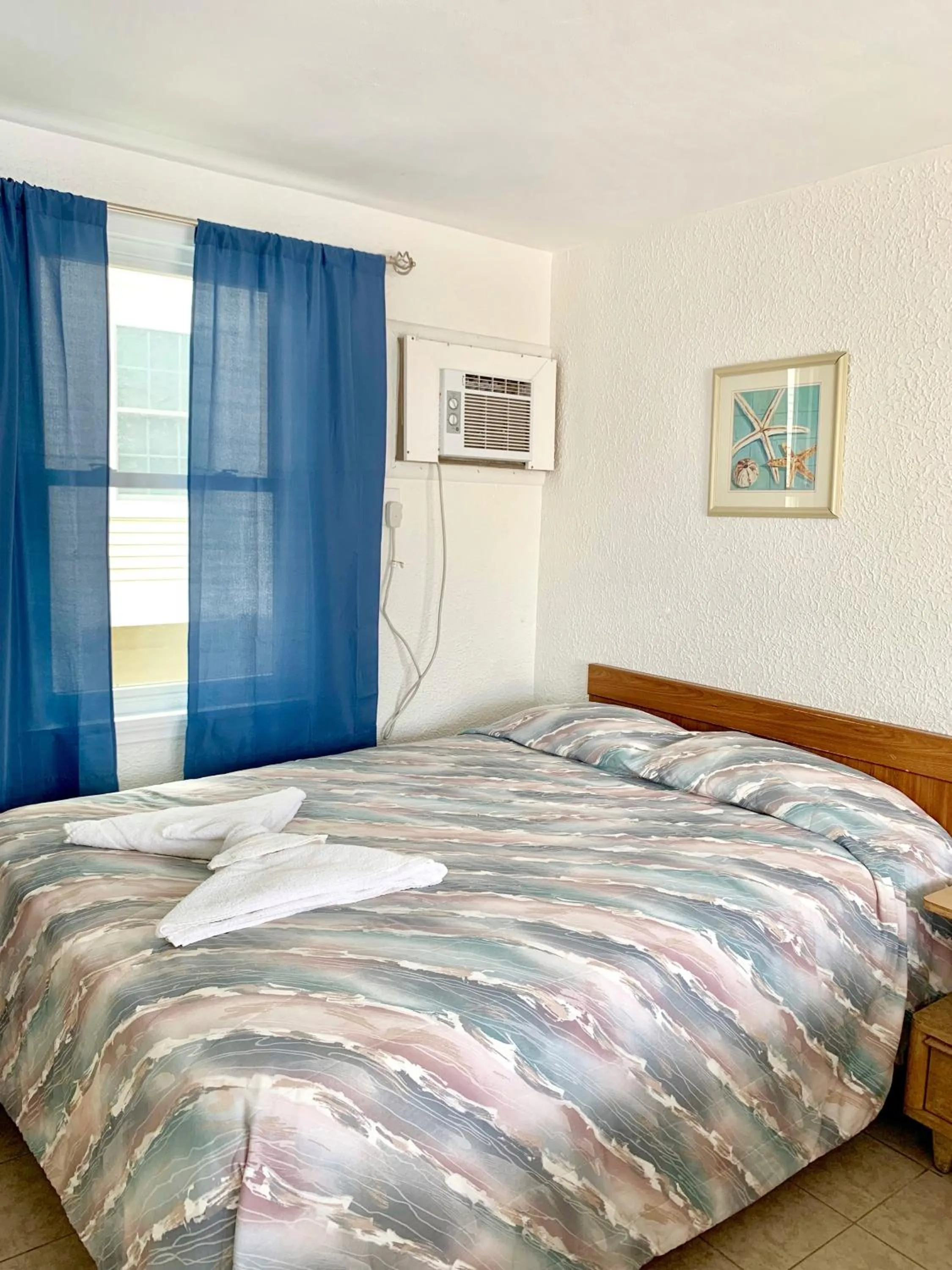 Bed in White Caps Motel