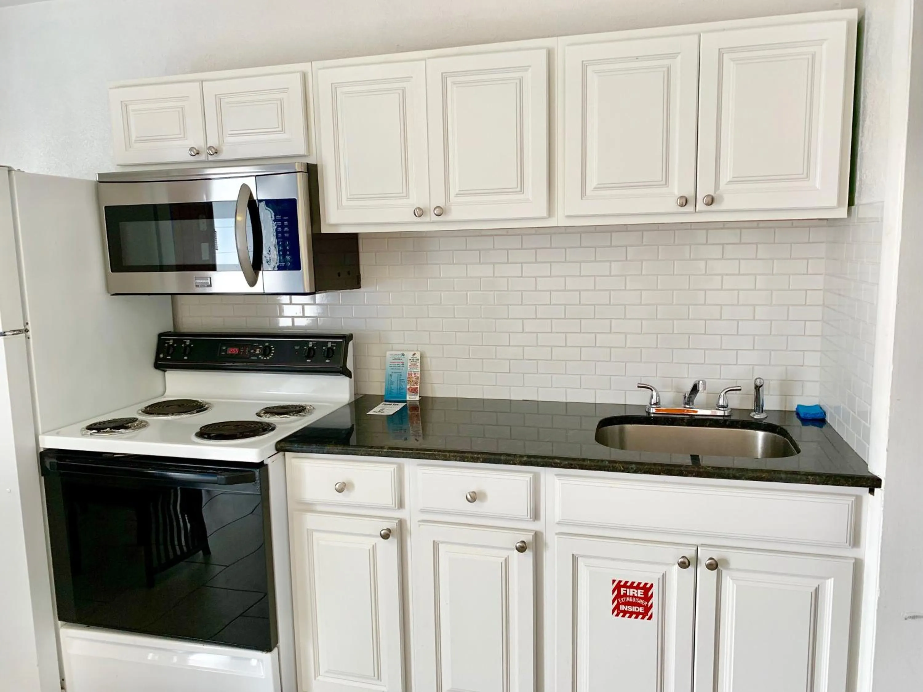 Kitchen or kitchenette in White Caps Motel