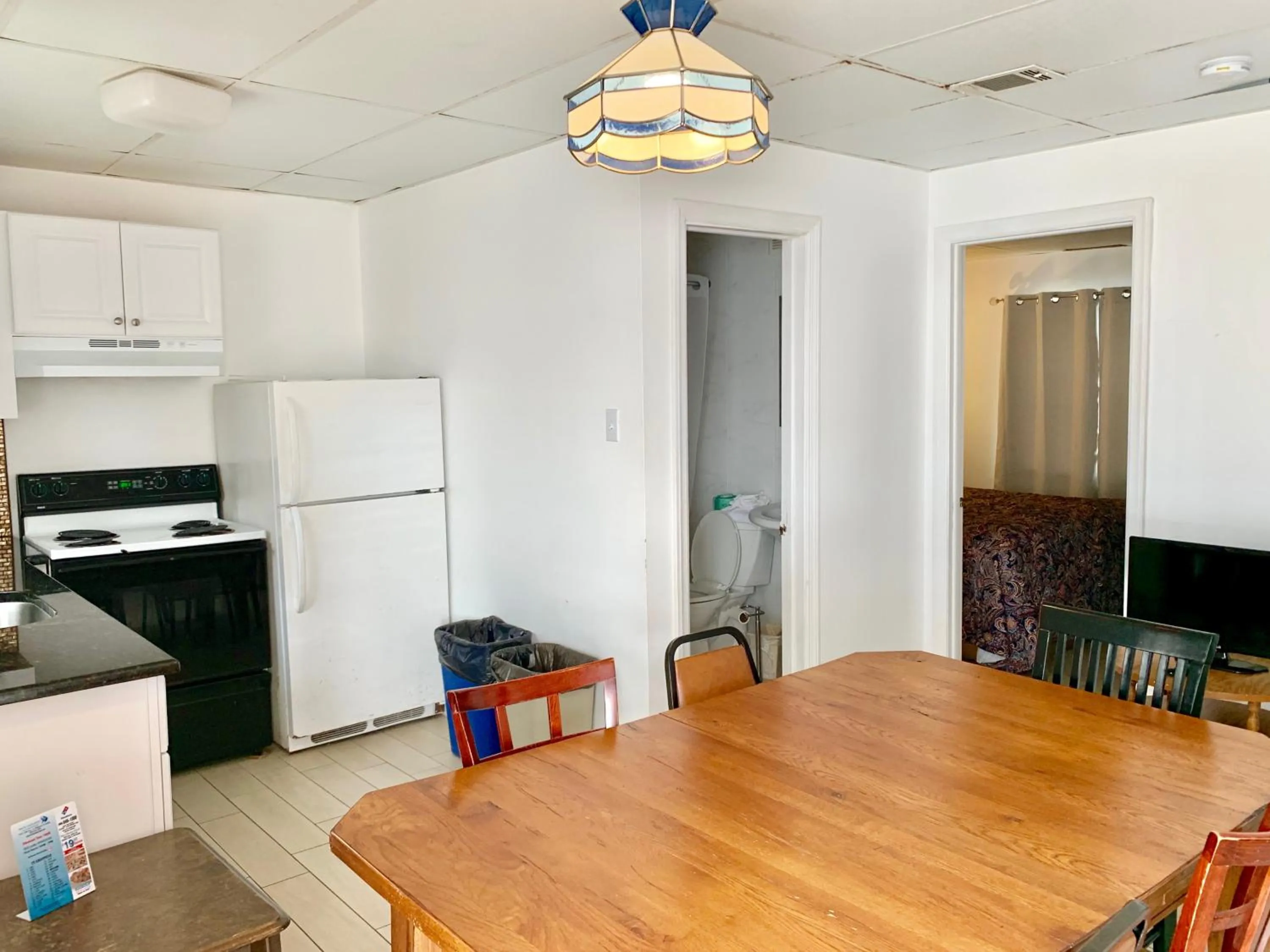 Kitchen or kitchenette in White Caps Motel