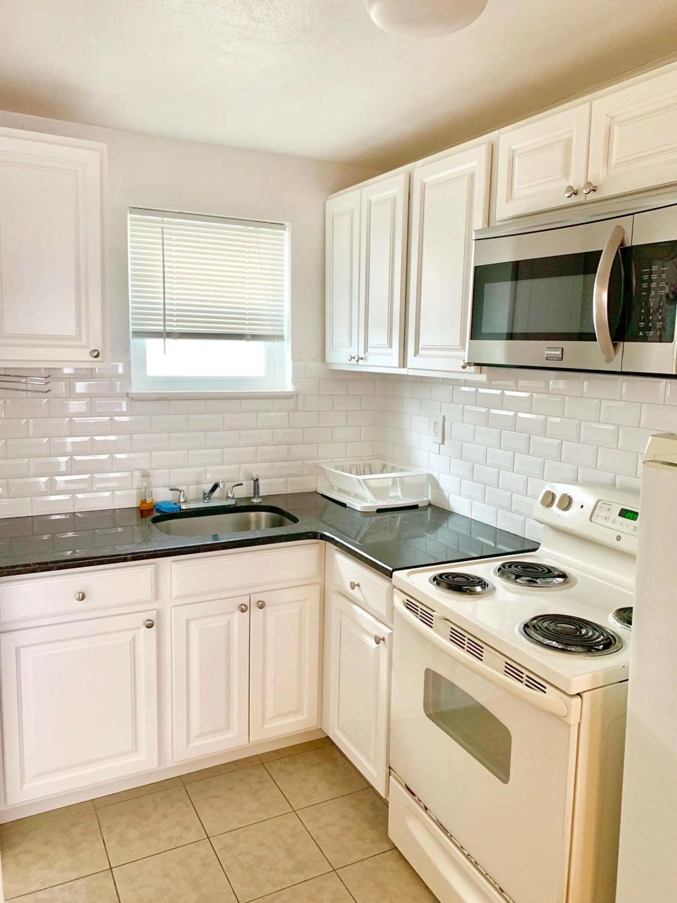 Kitchen or kitchenette in White Caps Motel