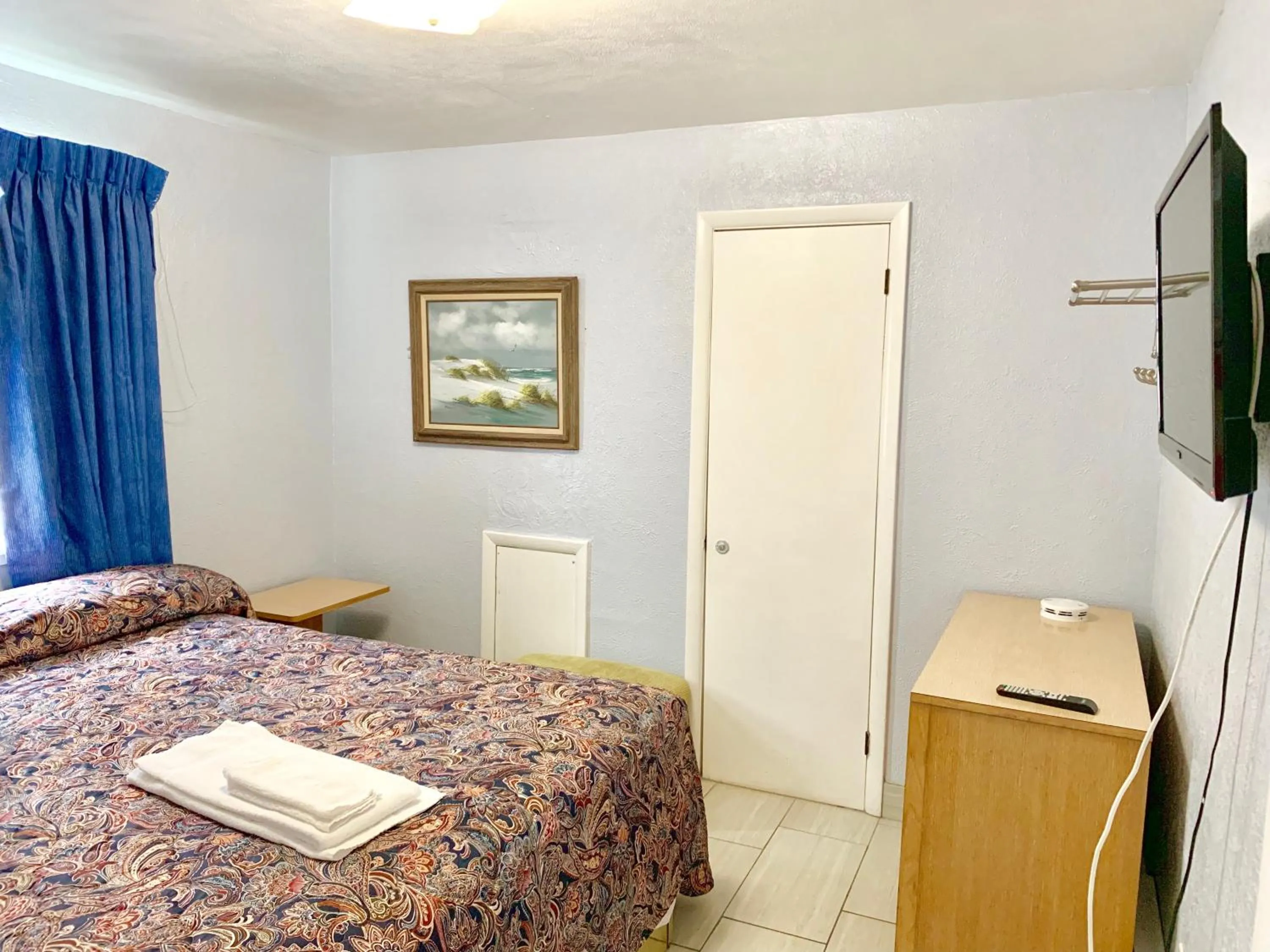 Bed in White Caps Motel