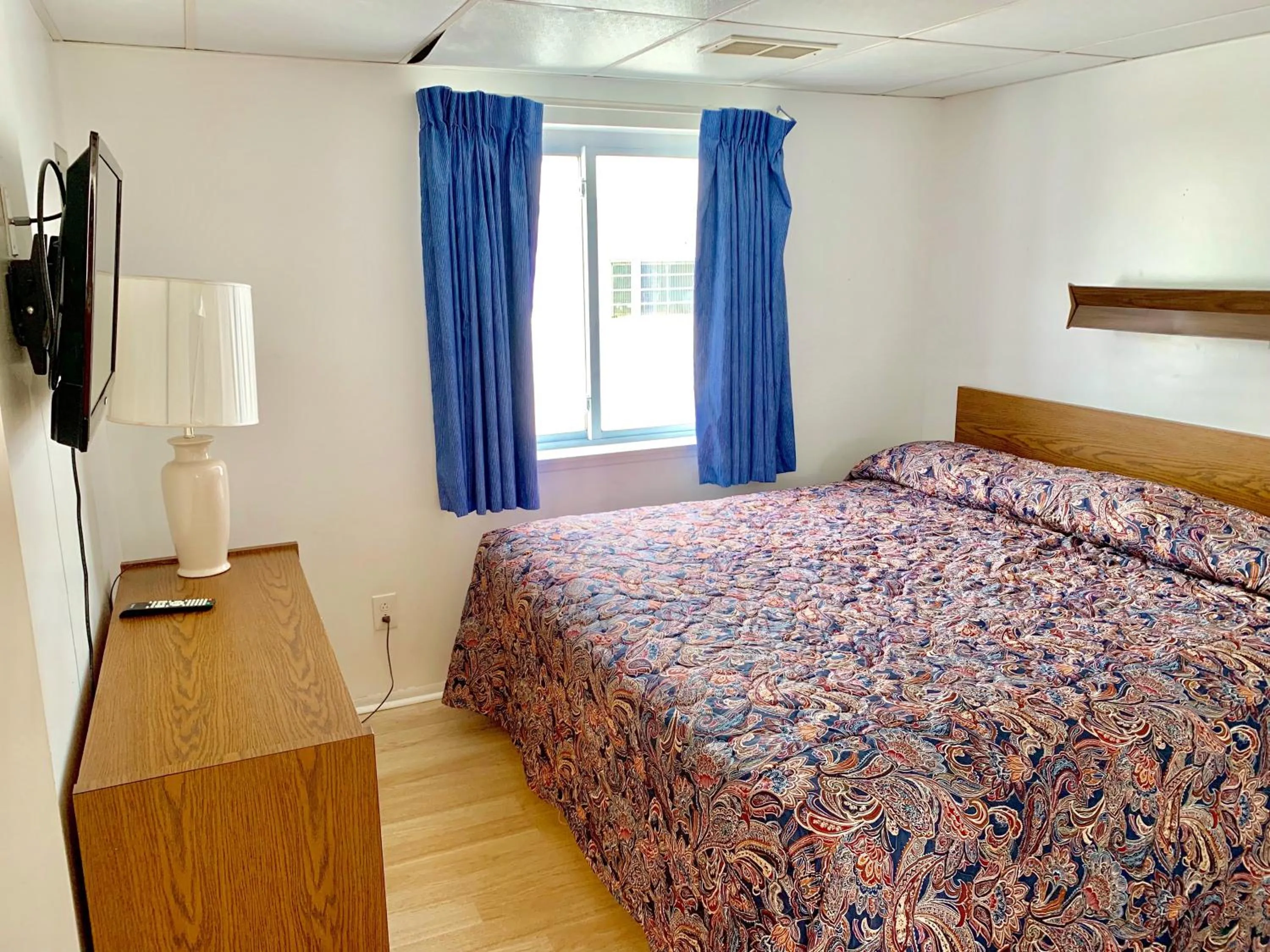 Bed in White Caps Motel